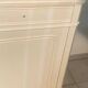 Buffet bas en bois massif relooké blanc cassé – Style Louis-Philippe