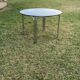 Table basse ronde mid-century chrome et plateau verre argenté années 1960