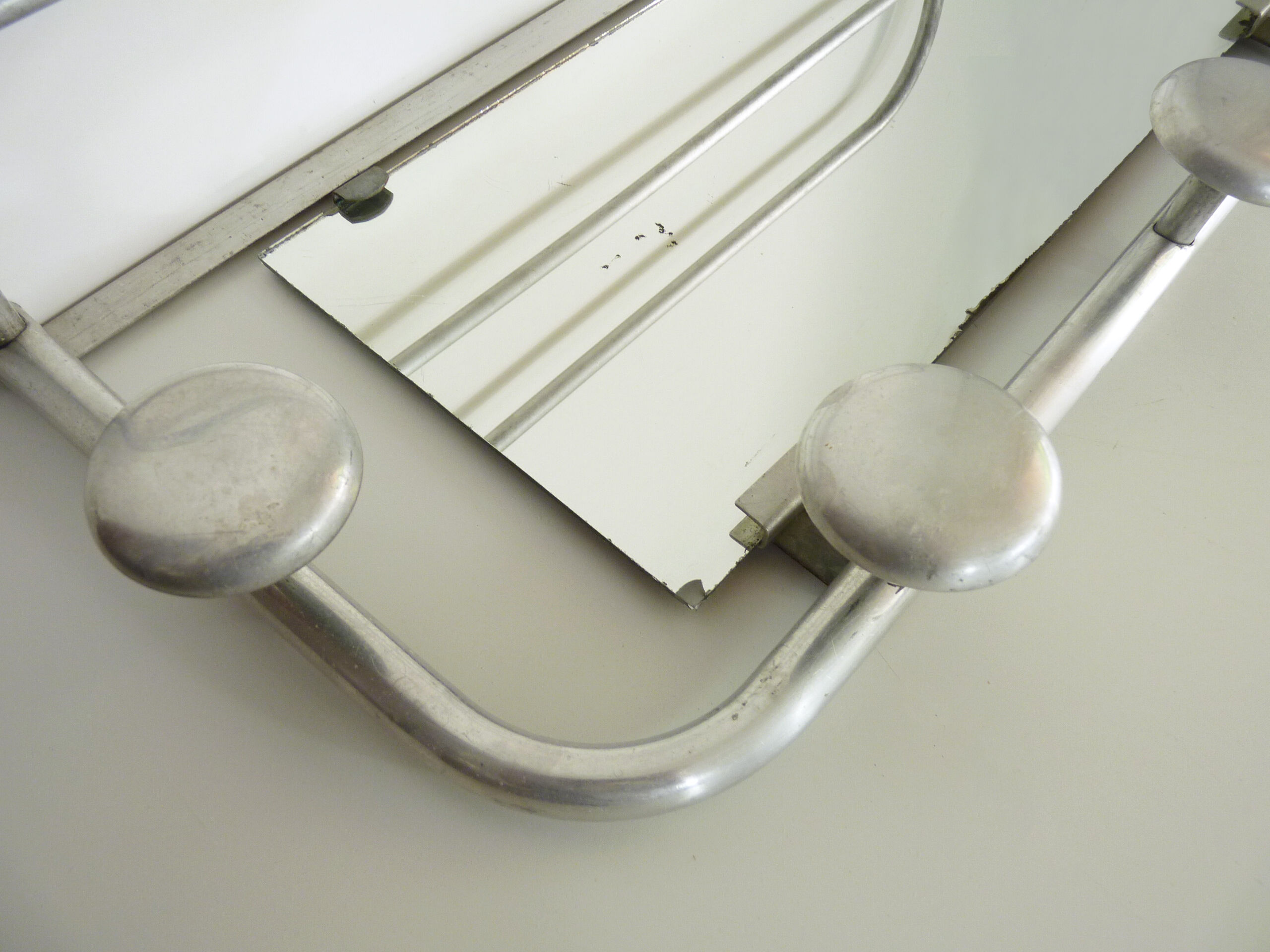 Old aluminum coat holder with mirror, 5 patères and a hat holder. Year 50