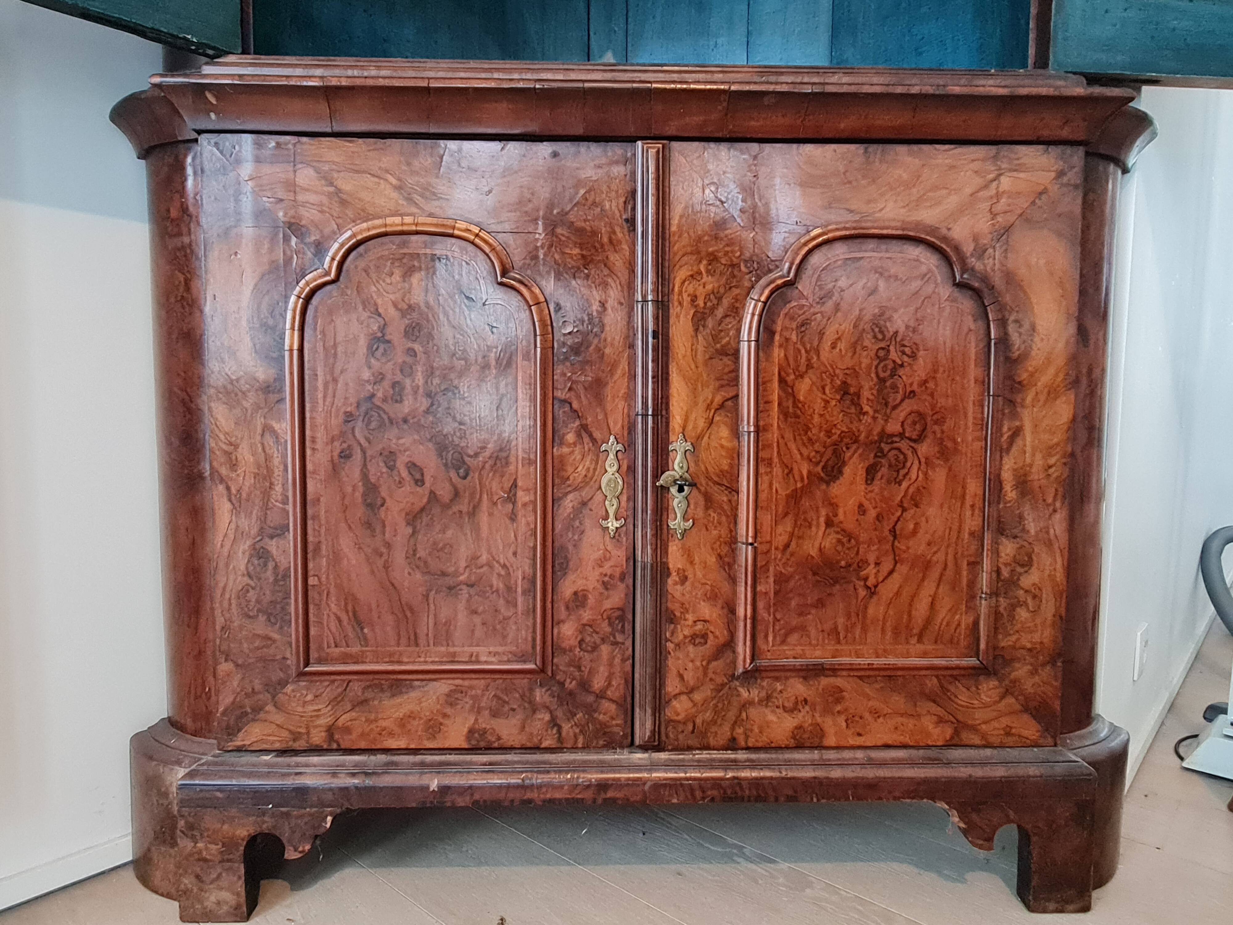 Antique Dutch corner cabinet in burl – two-body cabinet from the 19th century