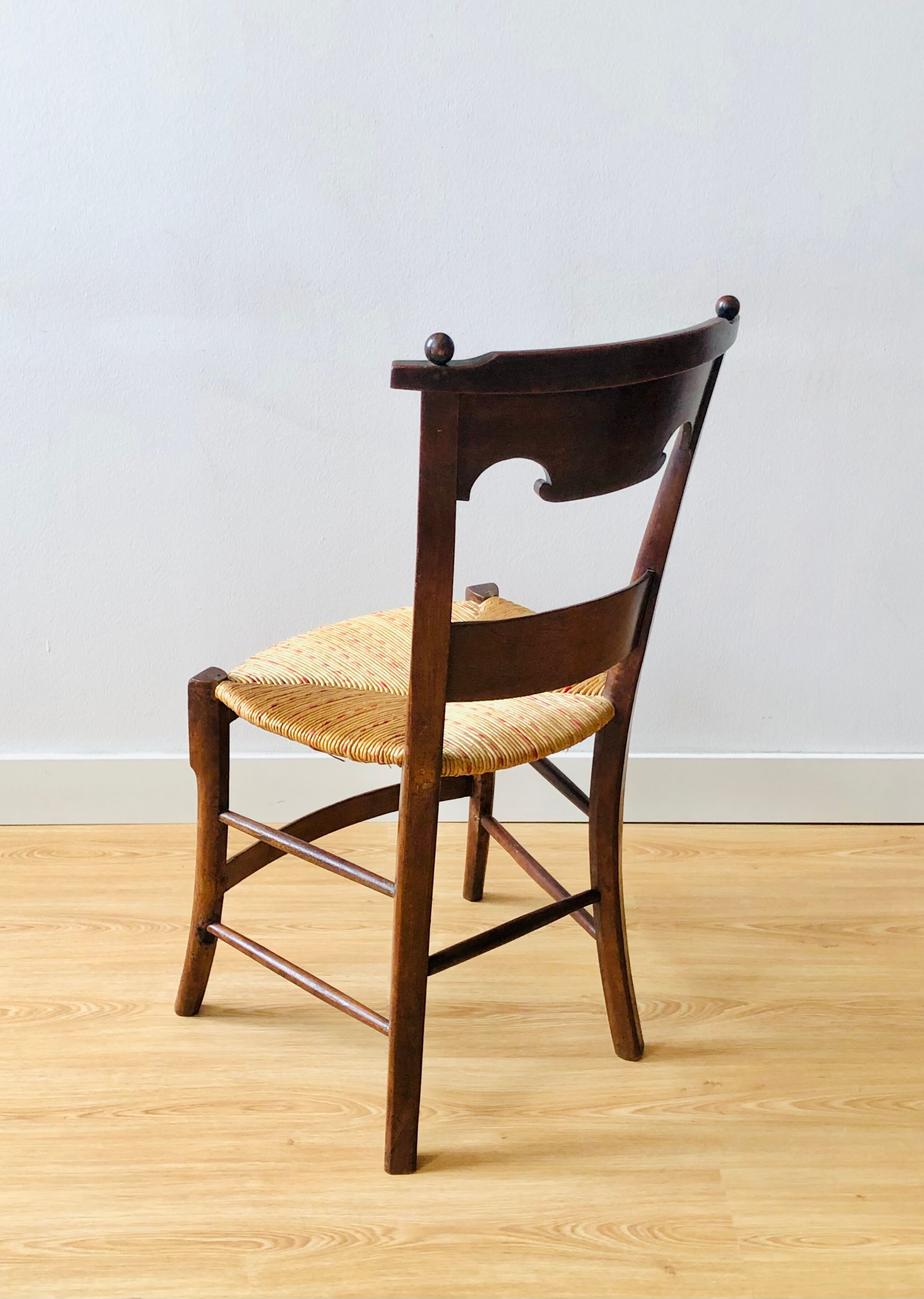 Chaise ancienne en bois et assise paillée