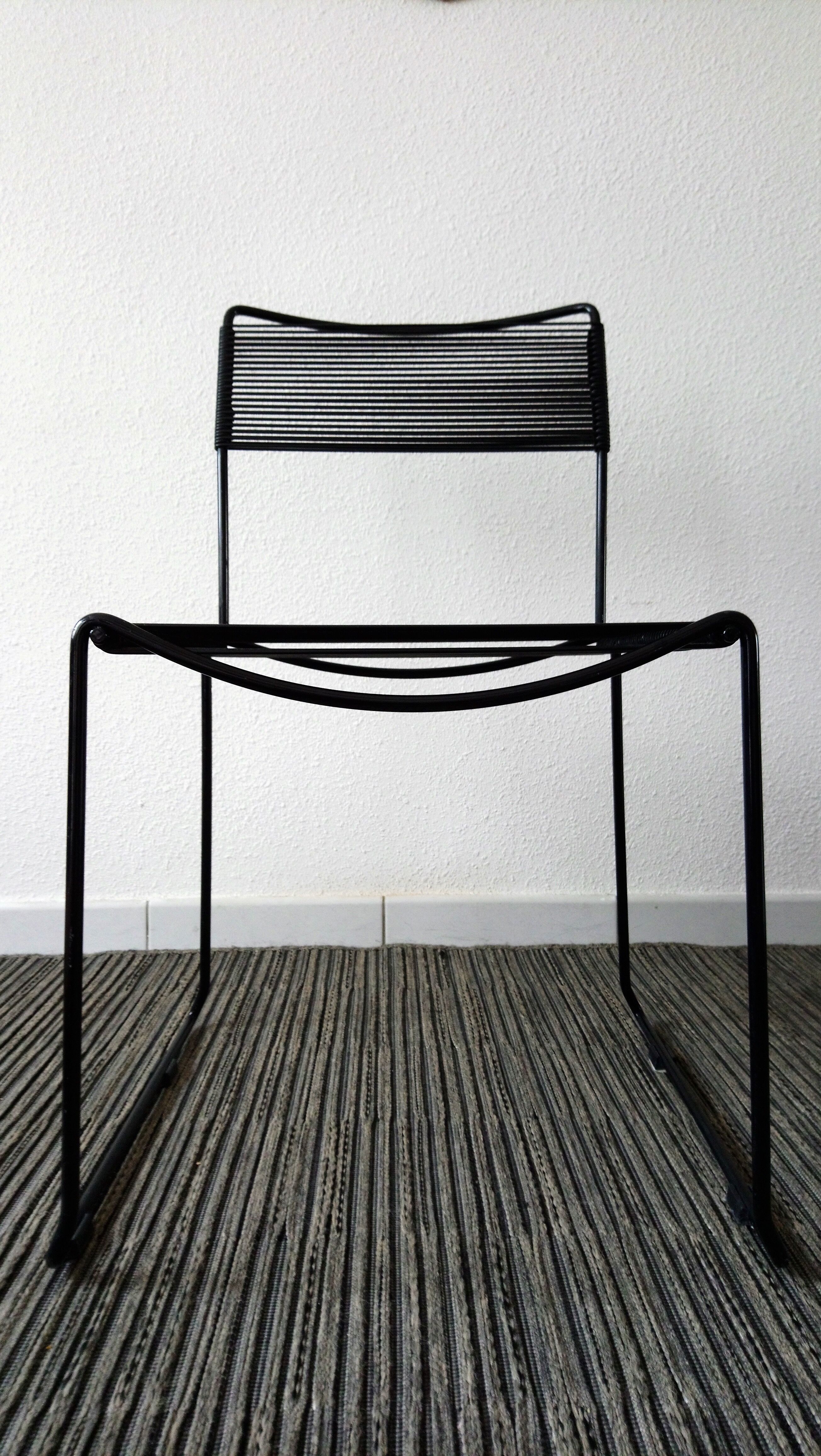 Paire de chaises spaghetti scoubidou noires années 70