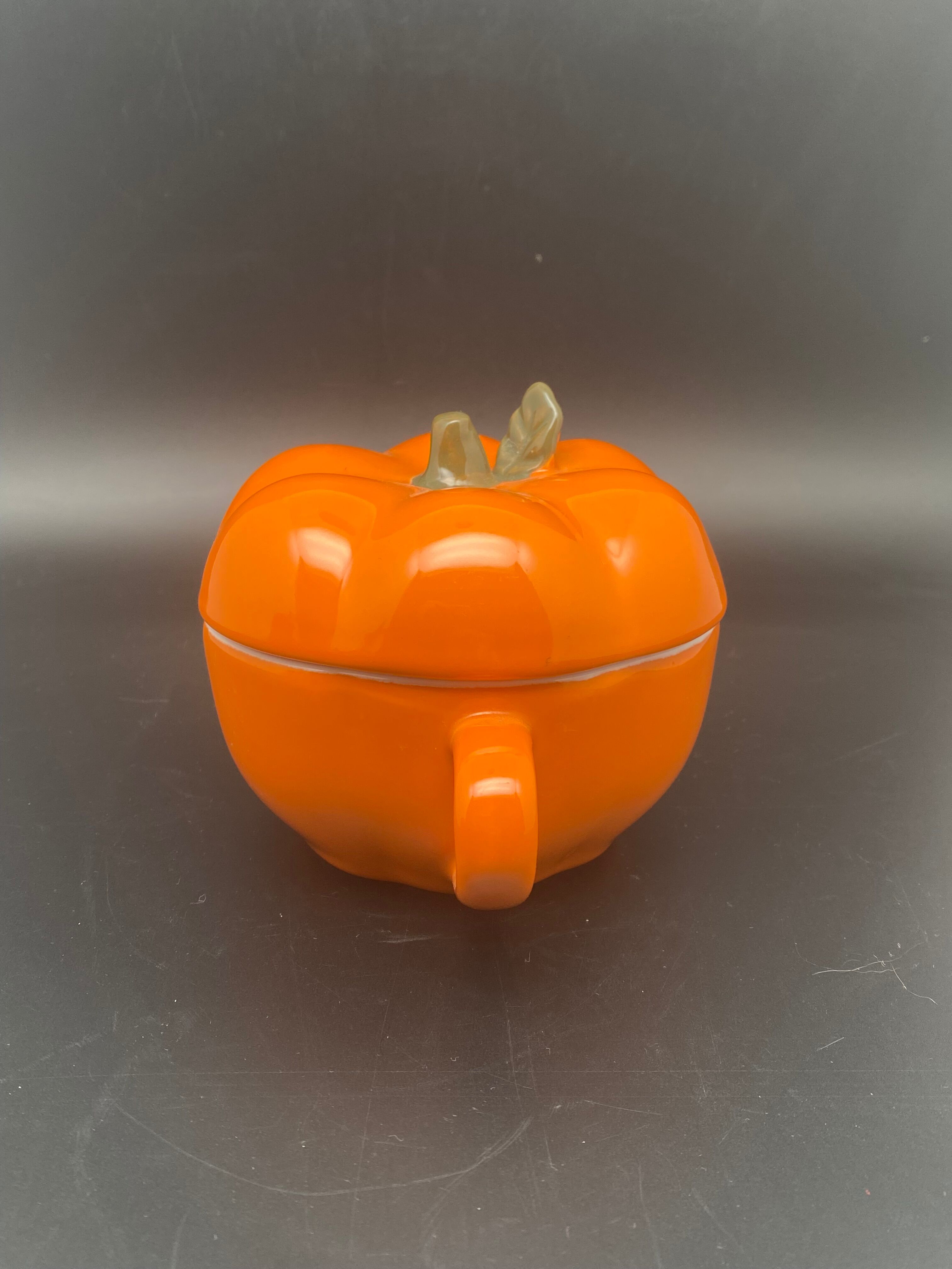 Sotable cup duo with tomato and pumpkin lid