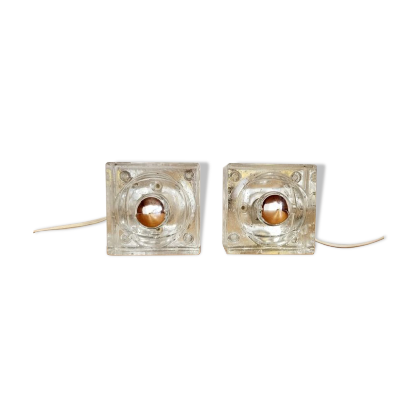 Deux appliques en verre coulé