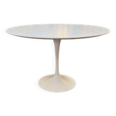 Dining table with tulip base by Eero Saarinen for KNOLL
