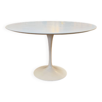 Dining table with tulip base by Eero Saarinen for KNOLL