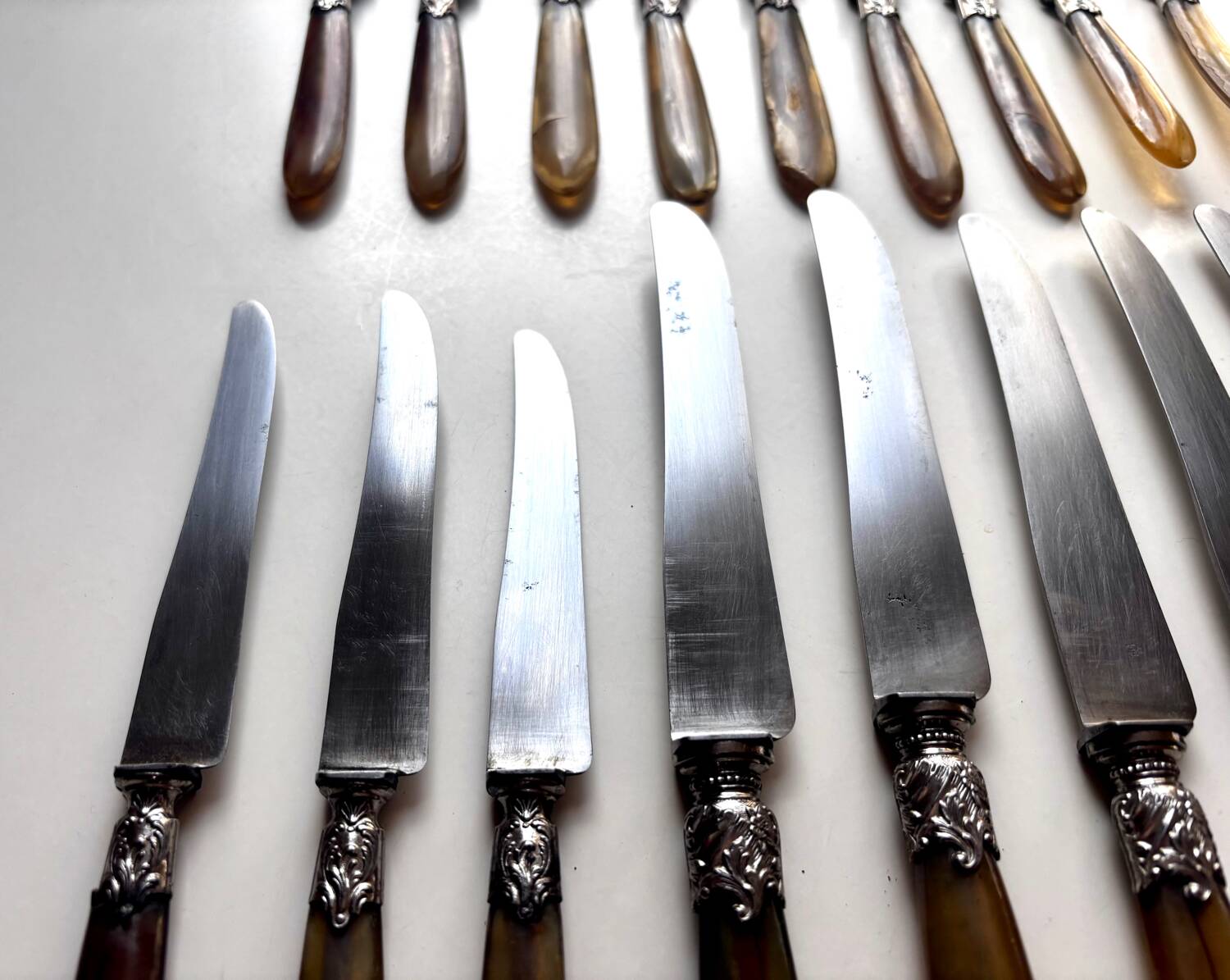 18 Wiskemann table knives in horn