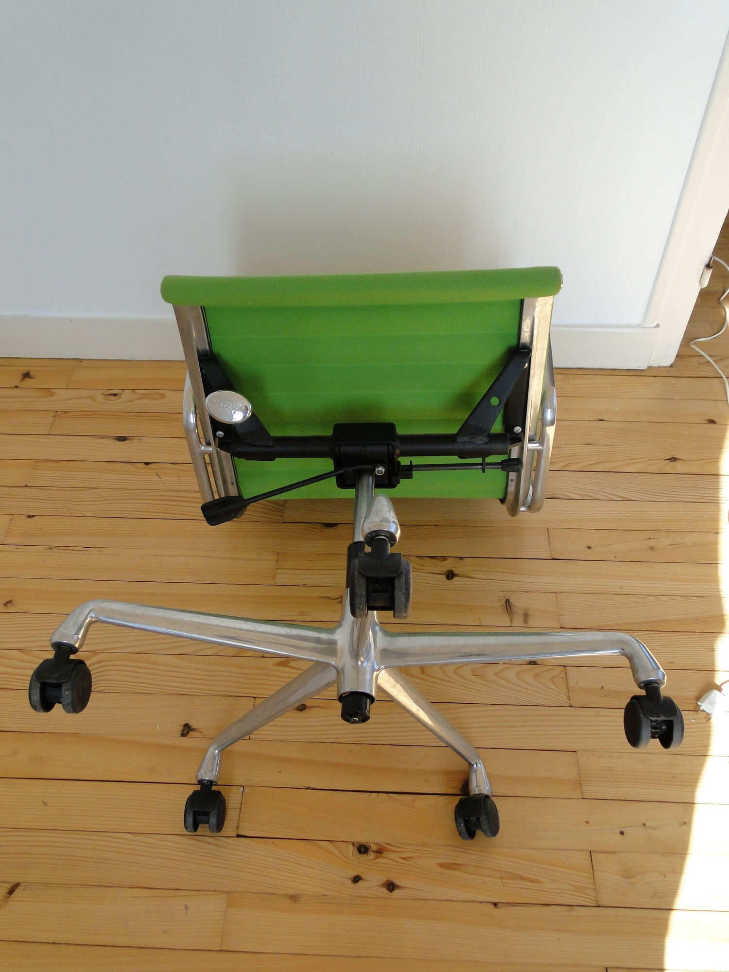 Charles Ray Eames EA 117 Office Chair Armchair in Green and Chrome Vitra