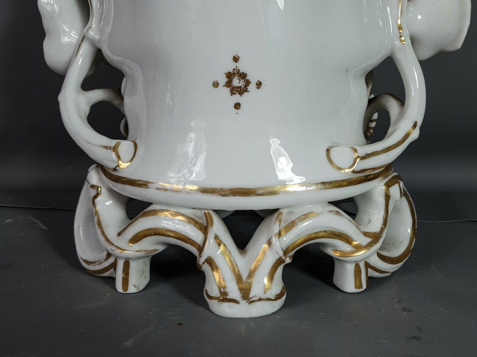 Imposing wedding vase porcelain Vieux Paris around 1830-1850 42x42 cm.