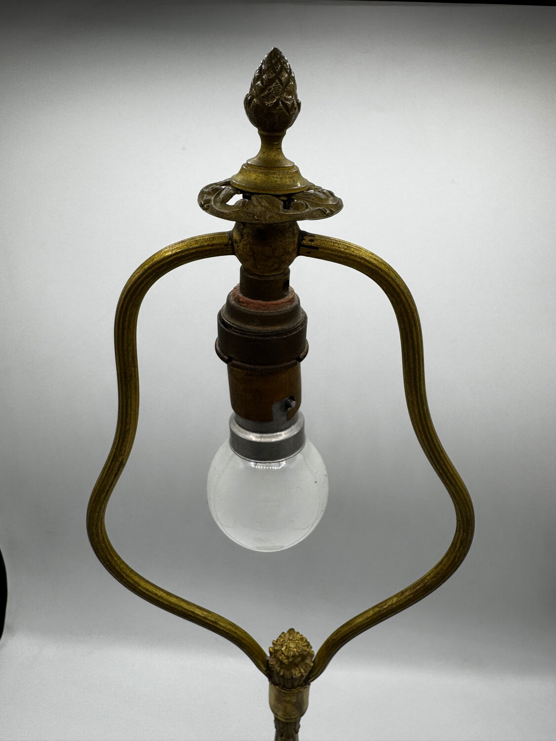 Antique lamp known as a lyre in bronze and marble from the late 19th century.