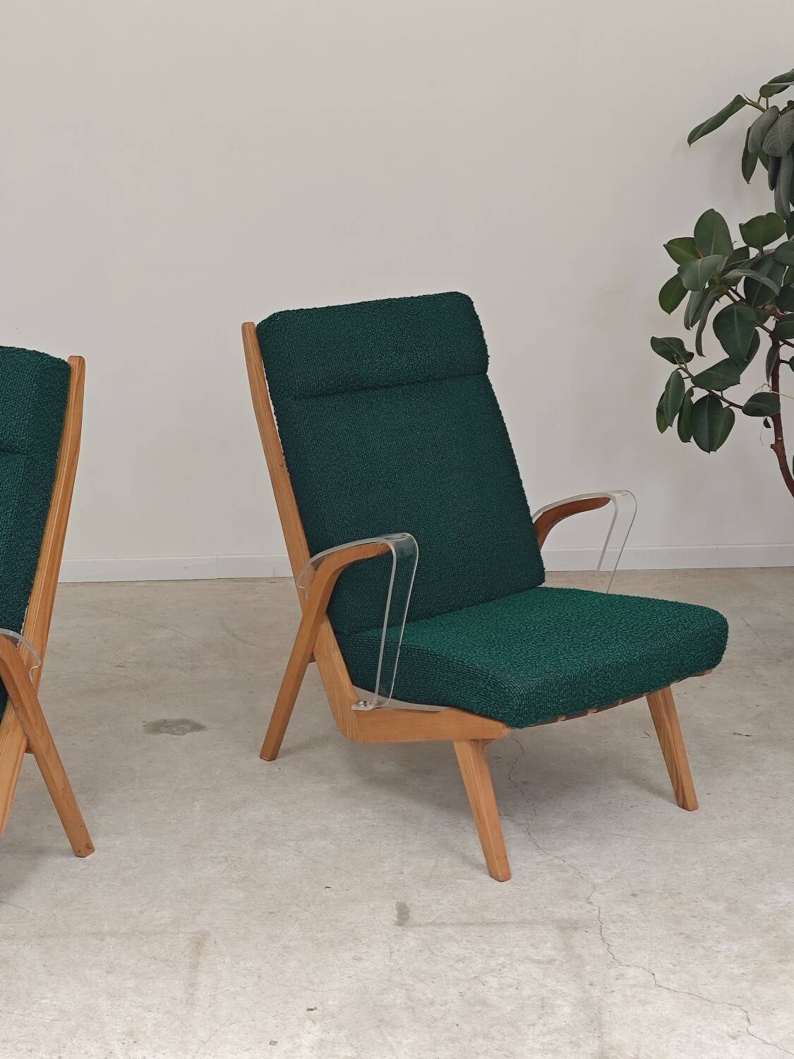 Paire de fauteuils ULUV bois et tissu vert bouclette