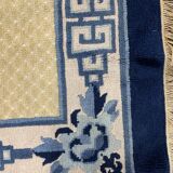 tapis chinois Pekin fleurs de lotus sur un fond jaune – très bon état (201 x 131 cm)