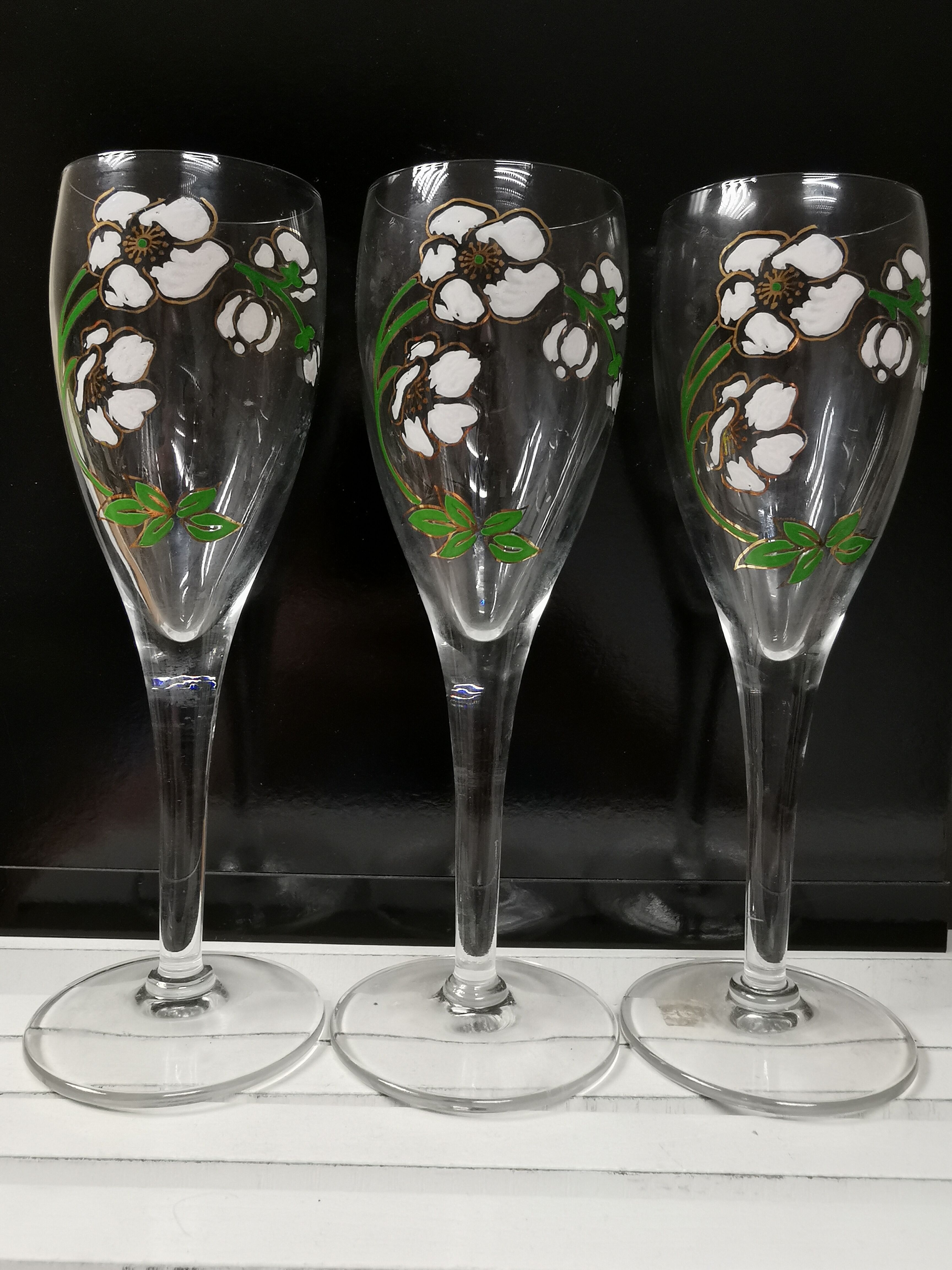 3 belles flutes à champagne au décor floral émaillé art nouveau . perrier jouet