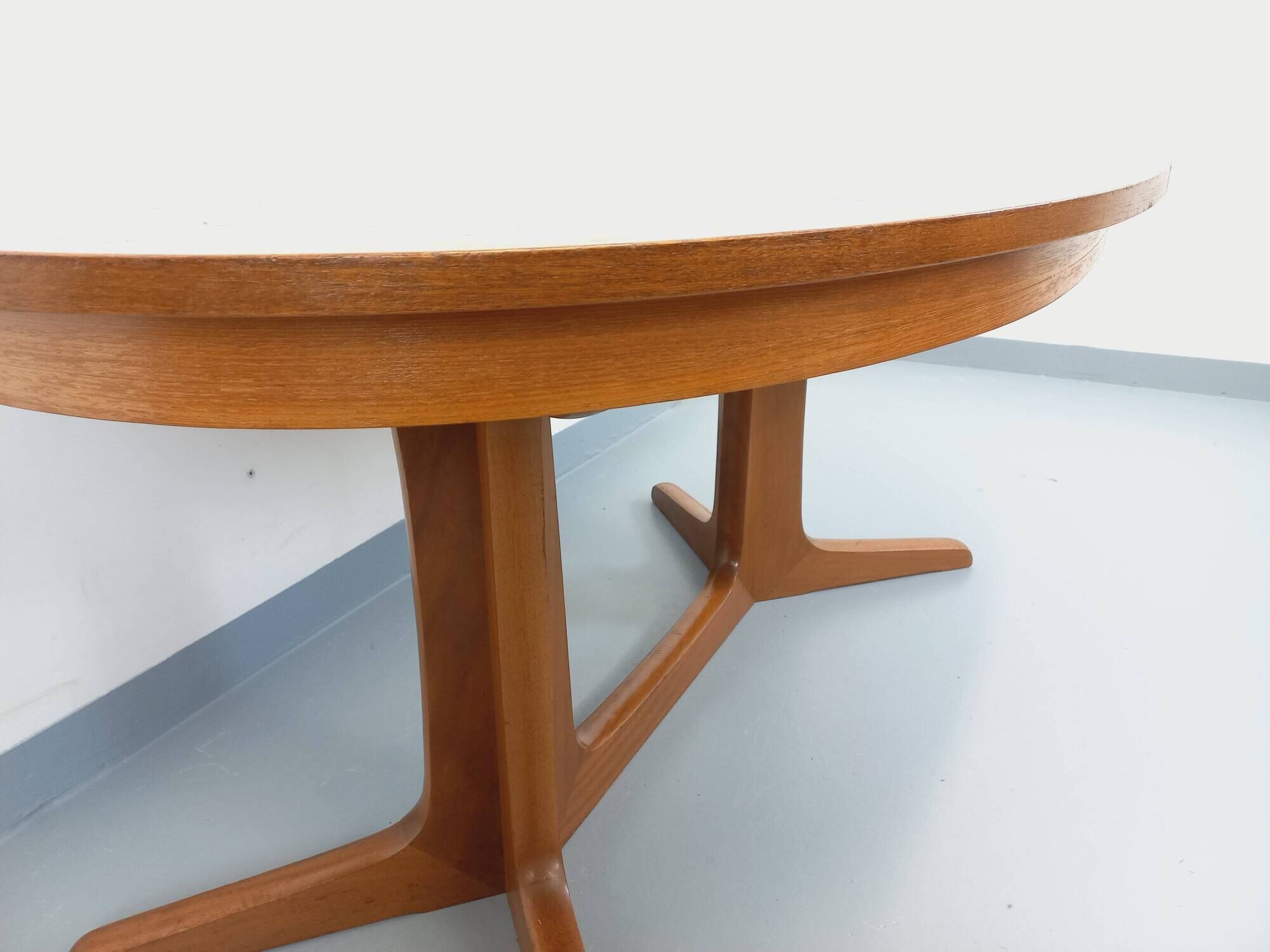 Vintage oval dining table Baumann from the 60s and 70s in teak with extension.