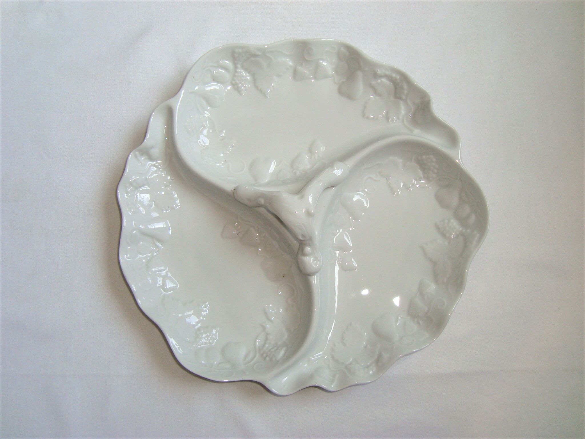 Flat compartmentalized philippe deshoulières porcelain white patterns in relief