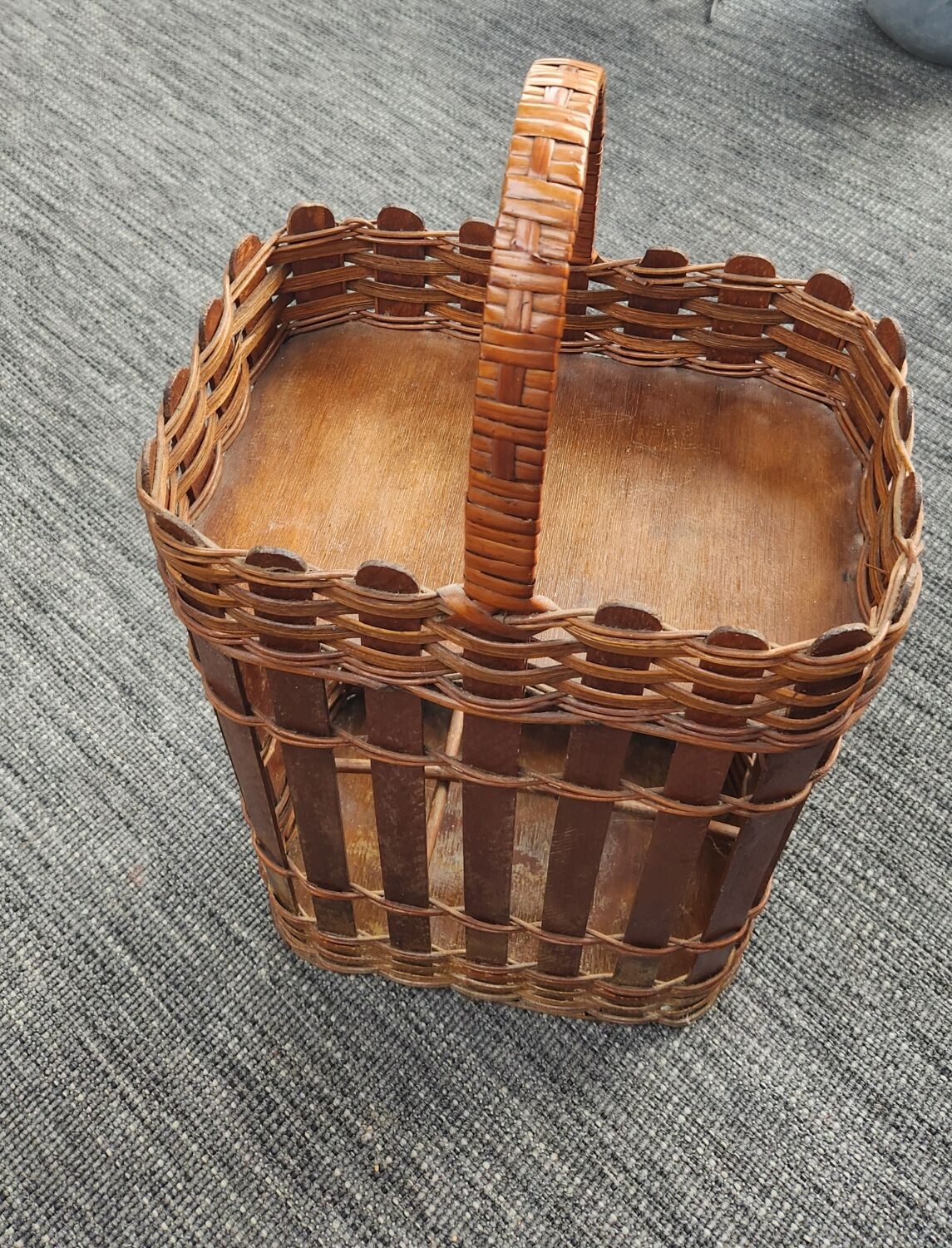 Vintage rattan bottle holder / servant