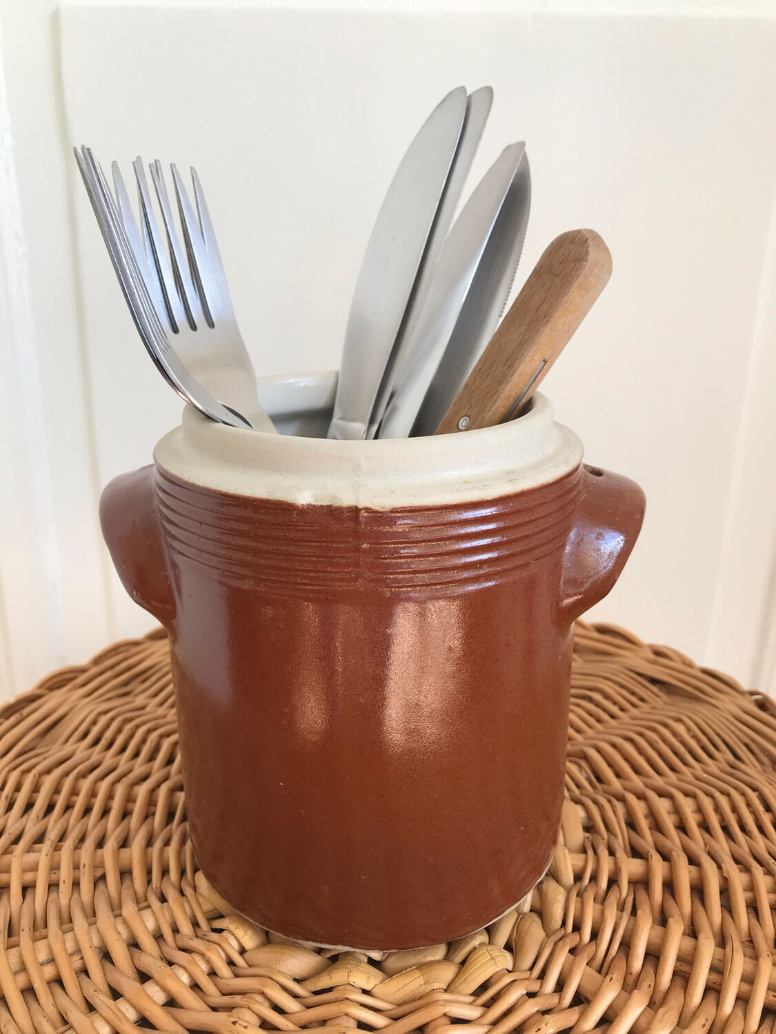 Stoneware pot with lid