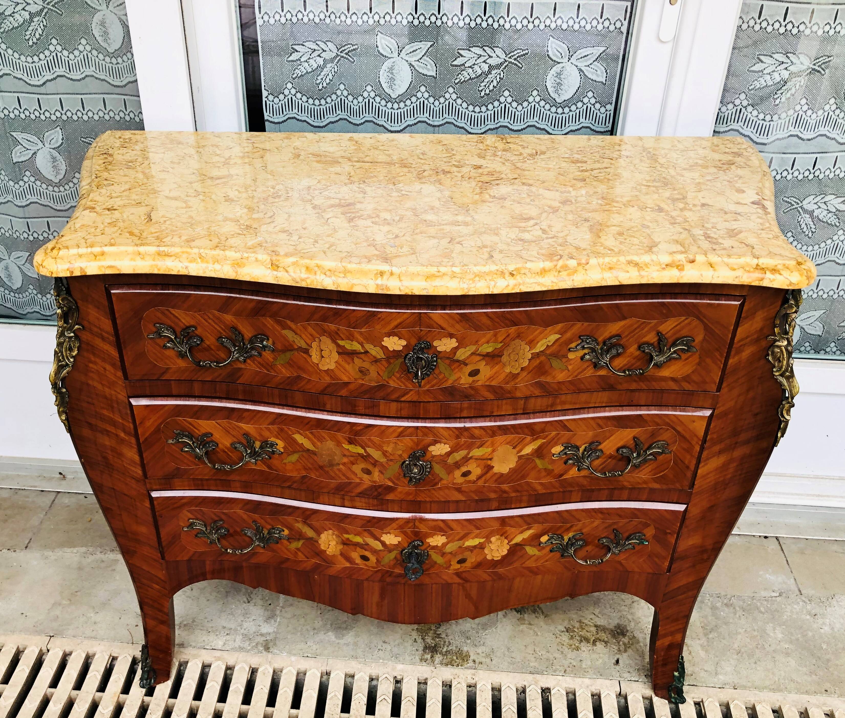 Commode trois tiroirs en marqueterie de style Louis XV