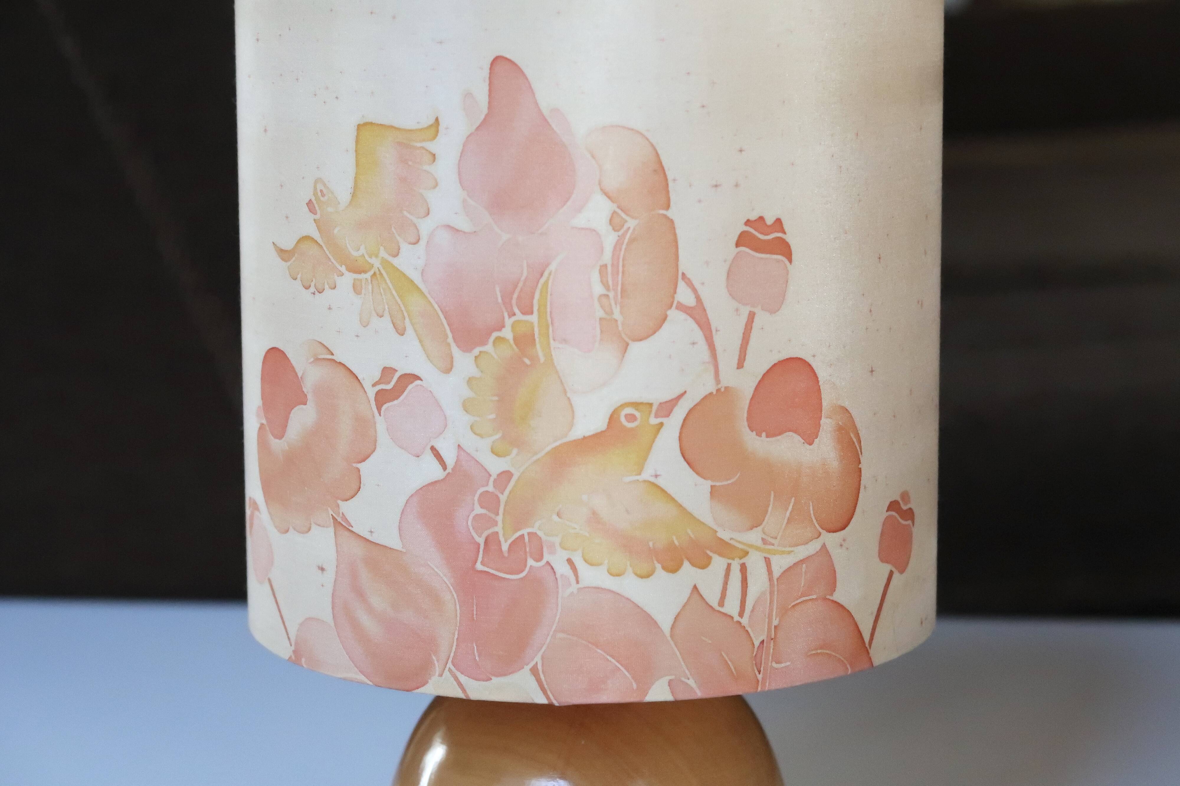 Lampe en bois blond, abat jour soie, années 70