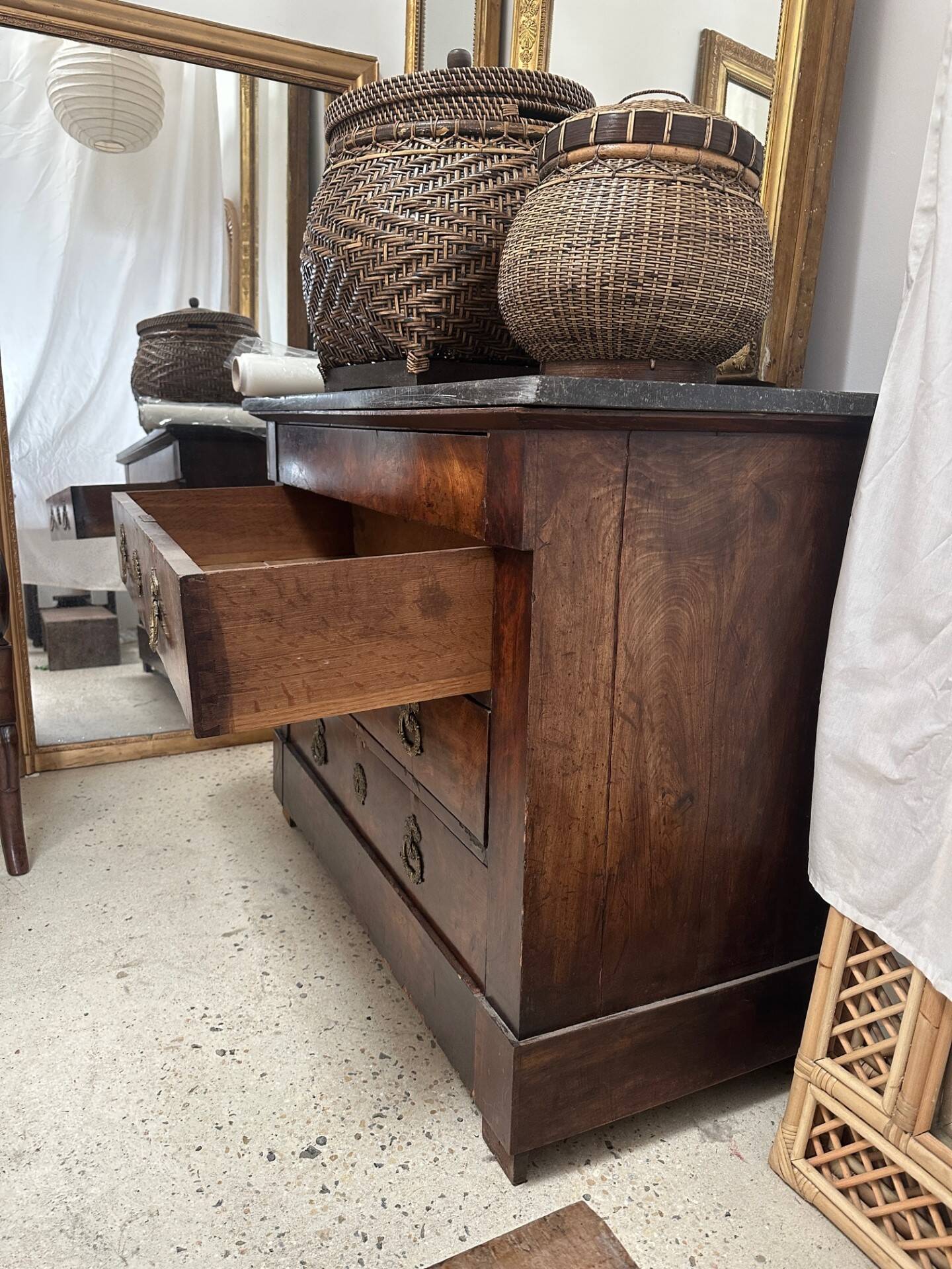 Chest of drawers in wood and gray marble with 4 drawers nineteenth century