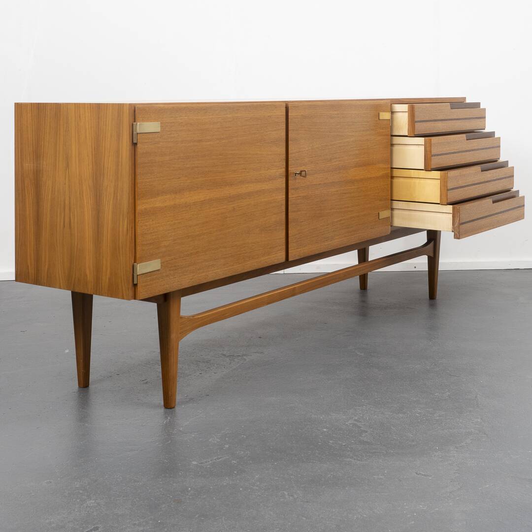 Enfilade années 60, bois de noyer, restaurée, 200cm