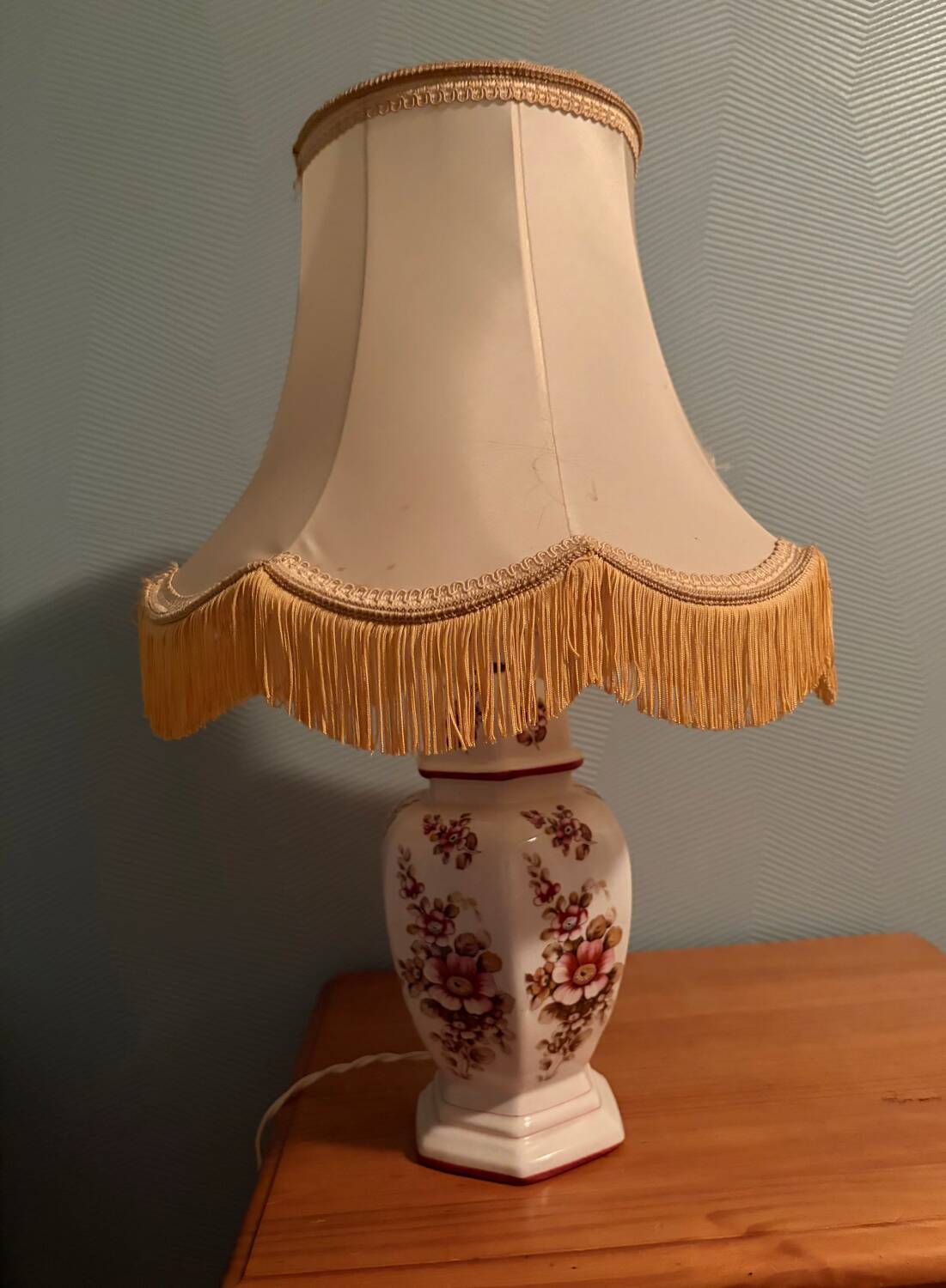 Antique lamp (1920s/30s) in Nancy porcelain, height 50 centimetres.