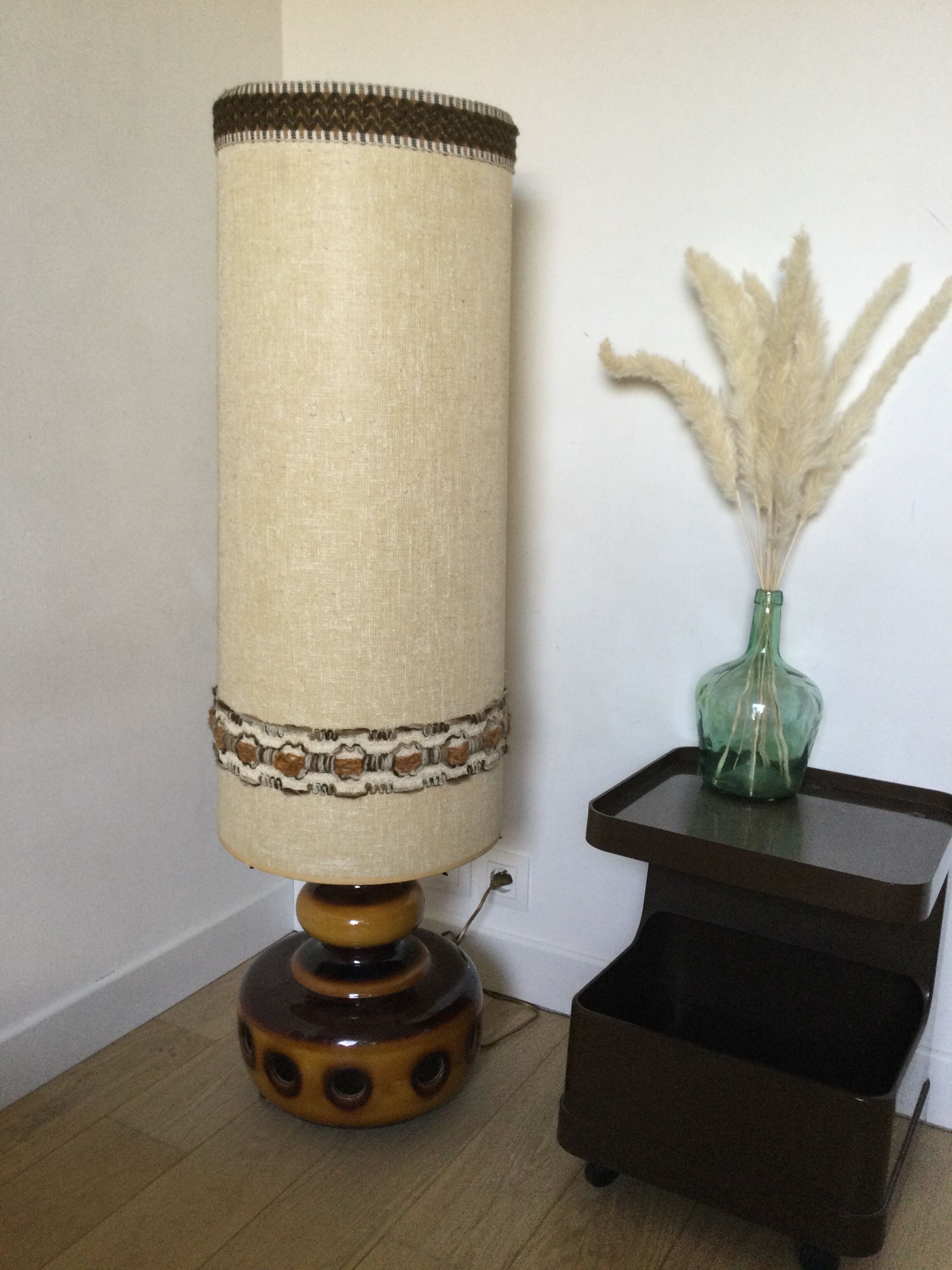 Vintage ceramic foot lamp to lay