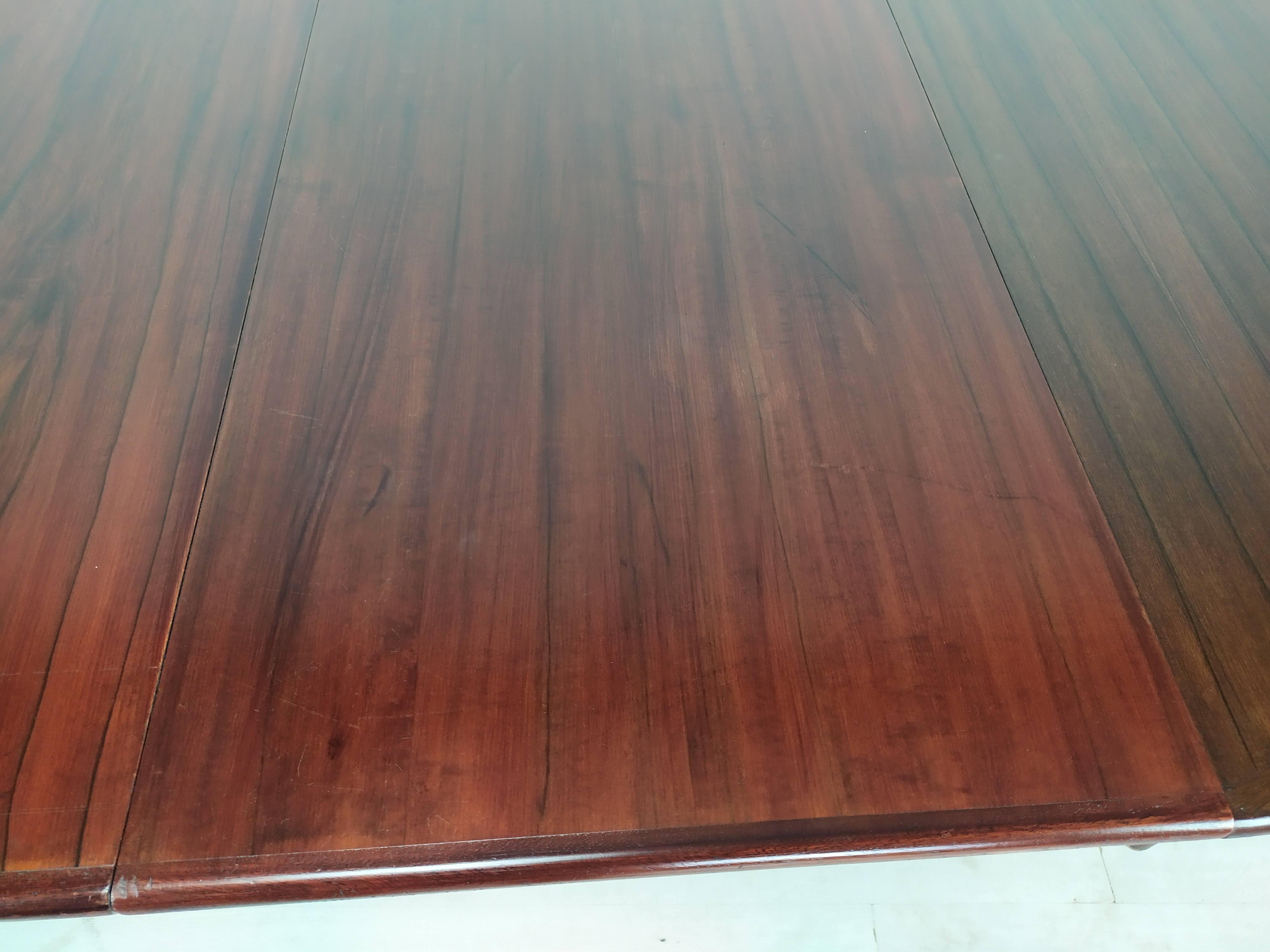 Scandinavian extendable table
