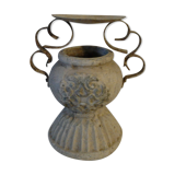 Pot ancien en terre sculpté sur les côtés et anse en fer forgé
