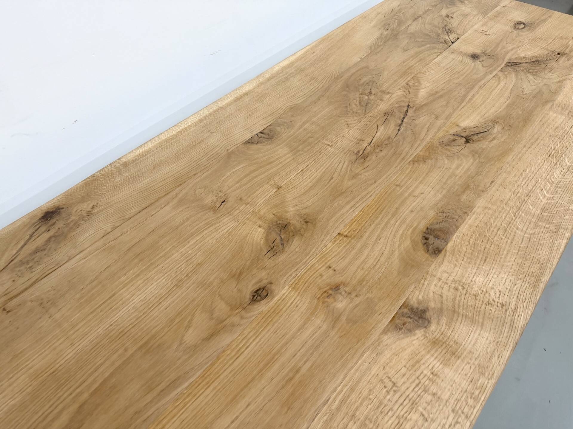 Grande table de salle à manger en chêne massif, au format XXL.