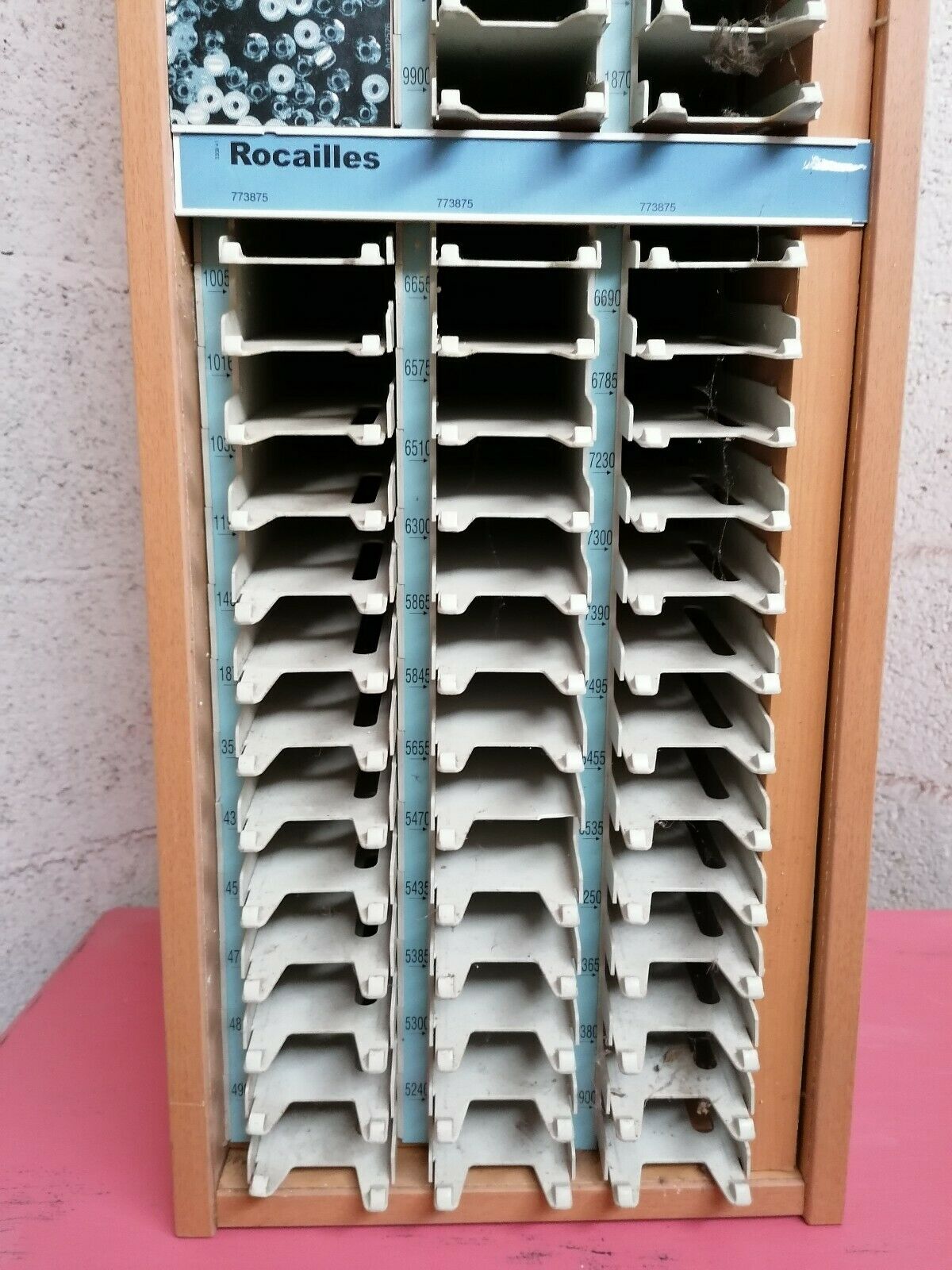 Meuble de mercerie vintage, distributeur de perles