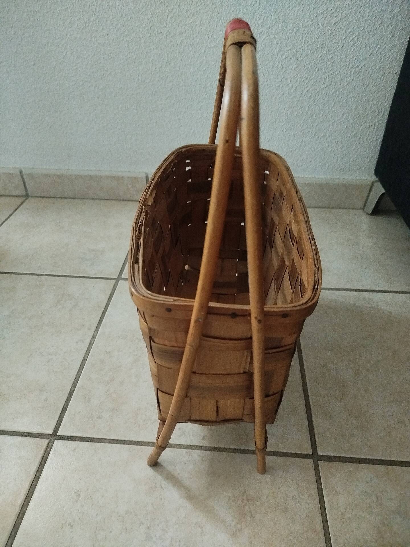 Vintage magazine rack in rattan/wood