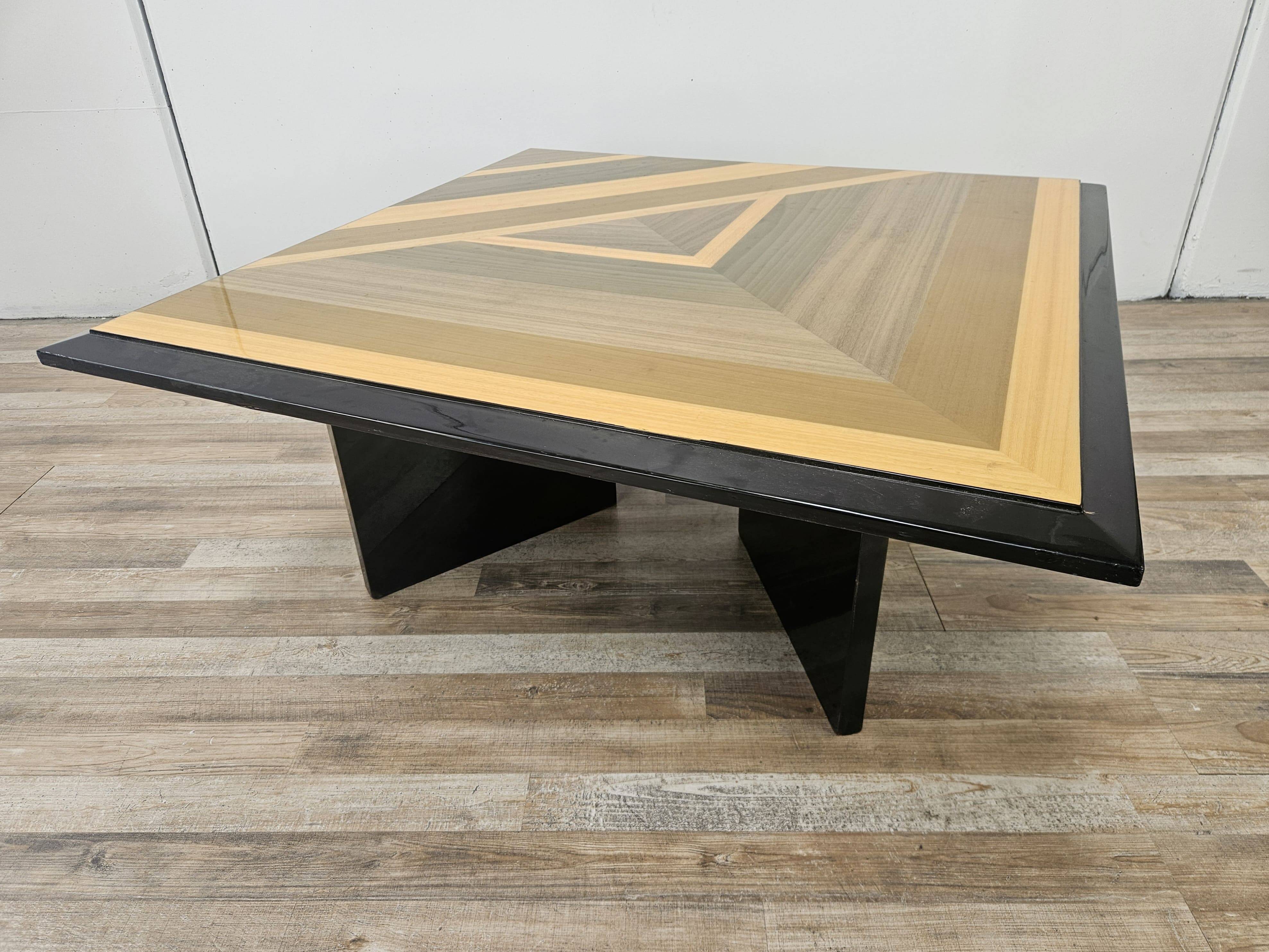 Table basse carrée des années 70 aux motifs géométriques