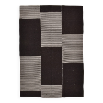 Tapis Kilim en laine noué main noir et taupe, 174 x 251 cm
