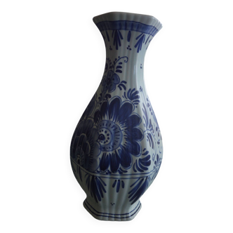 Delpht Guild Vase