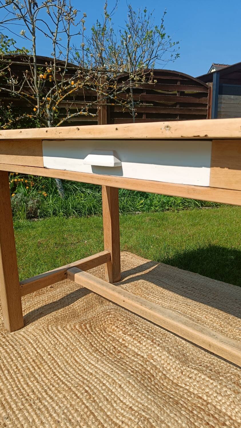 Old solid wood farmhouse table – chic country spirit