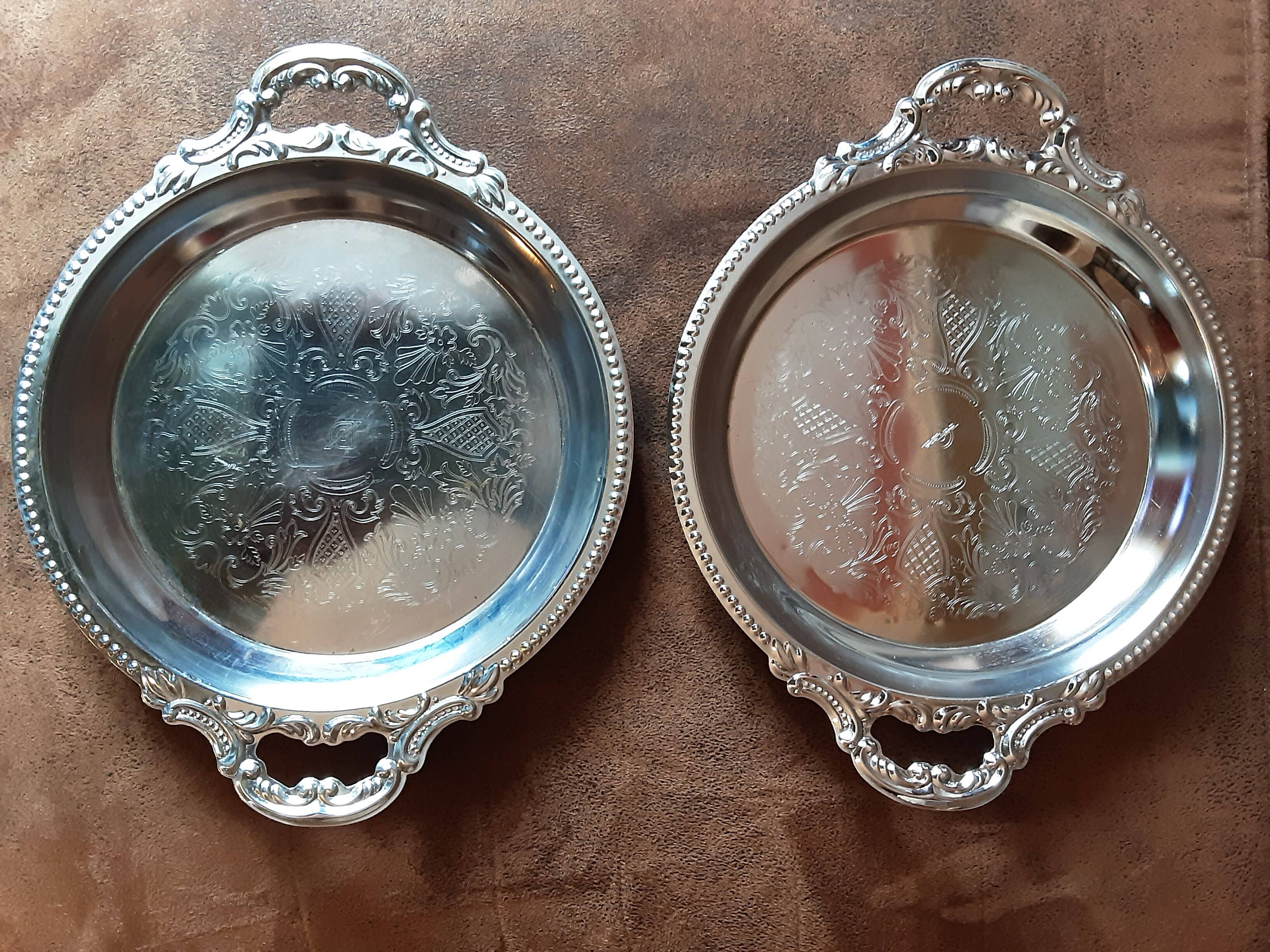 Set of 2 metal dishes
