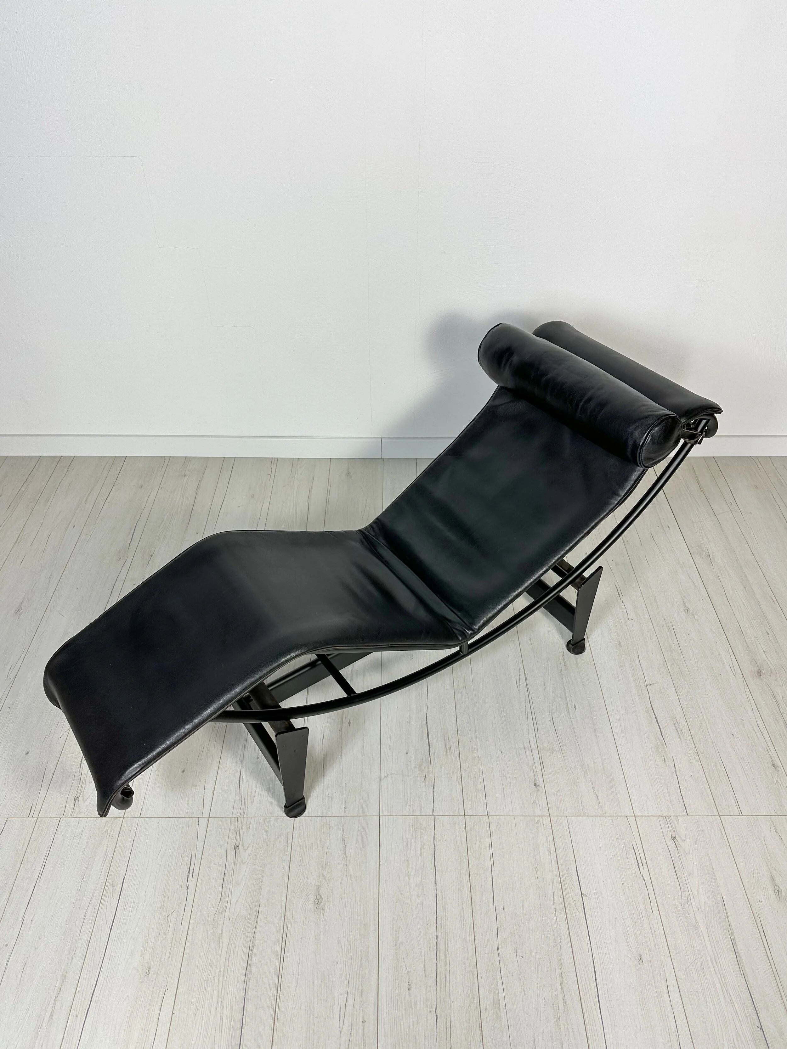 Chaise longue vintage 'LC4' par Le Corbusier, Pierre Jeanneret et Charlotte Perriand pour Cassina – édition entièrement noire