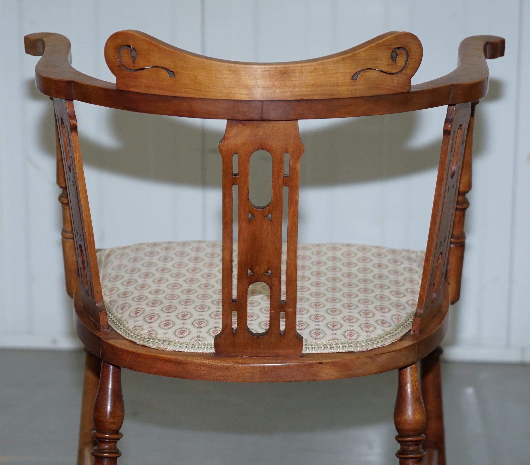 Chaise en noyer Edwardian à dossier courbé avec incrustation de nacre style Arts and Crafts