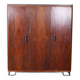 Armoire Bauhaus restaurée, par Hynek Gottwald, noyer, chrome, tchèque, années 1930