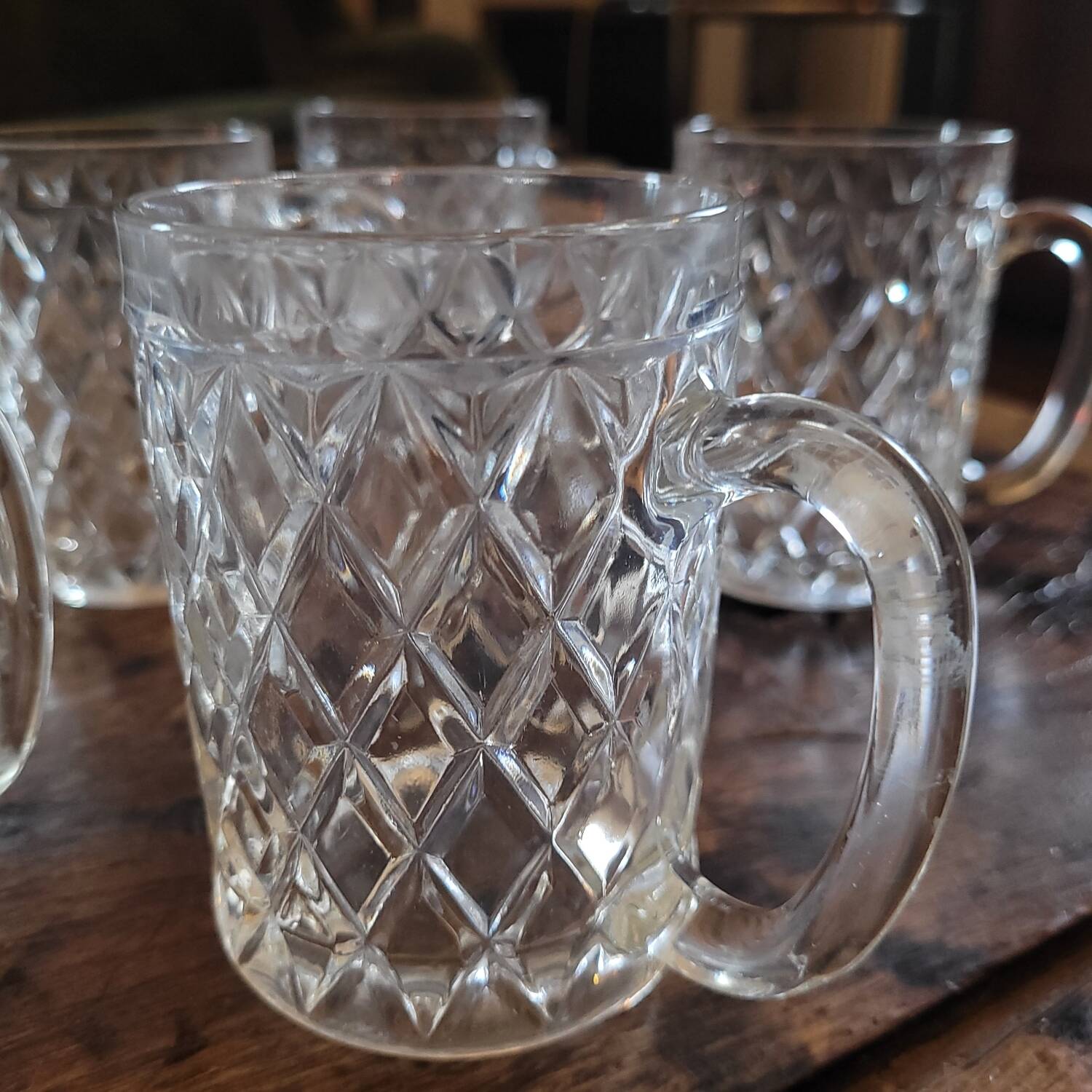 6 mazagrans en verre pressé motif diamant