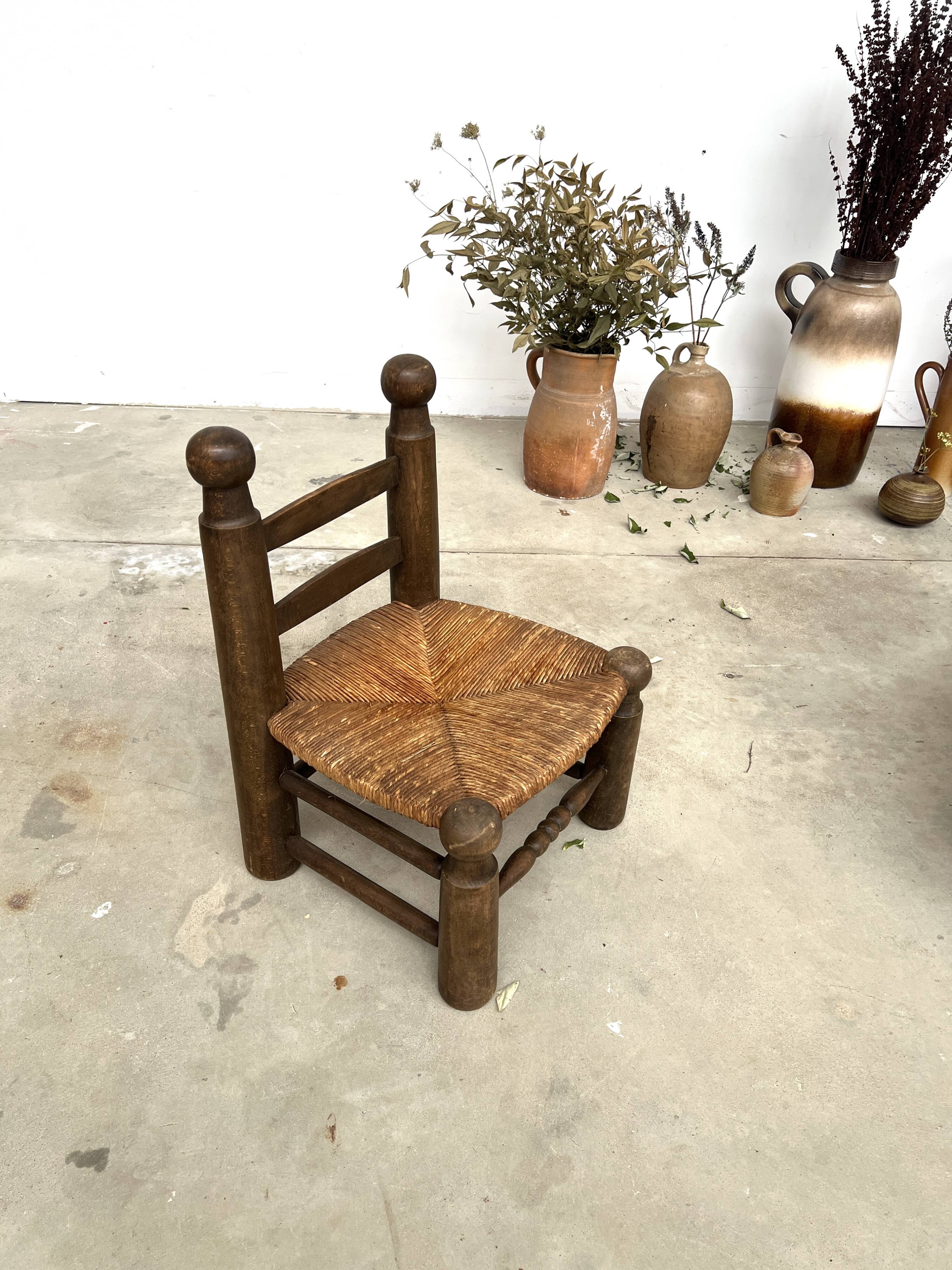 Brutalist chair in wood and straw