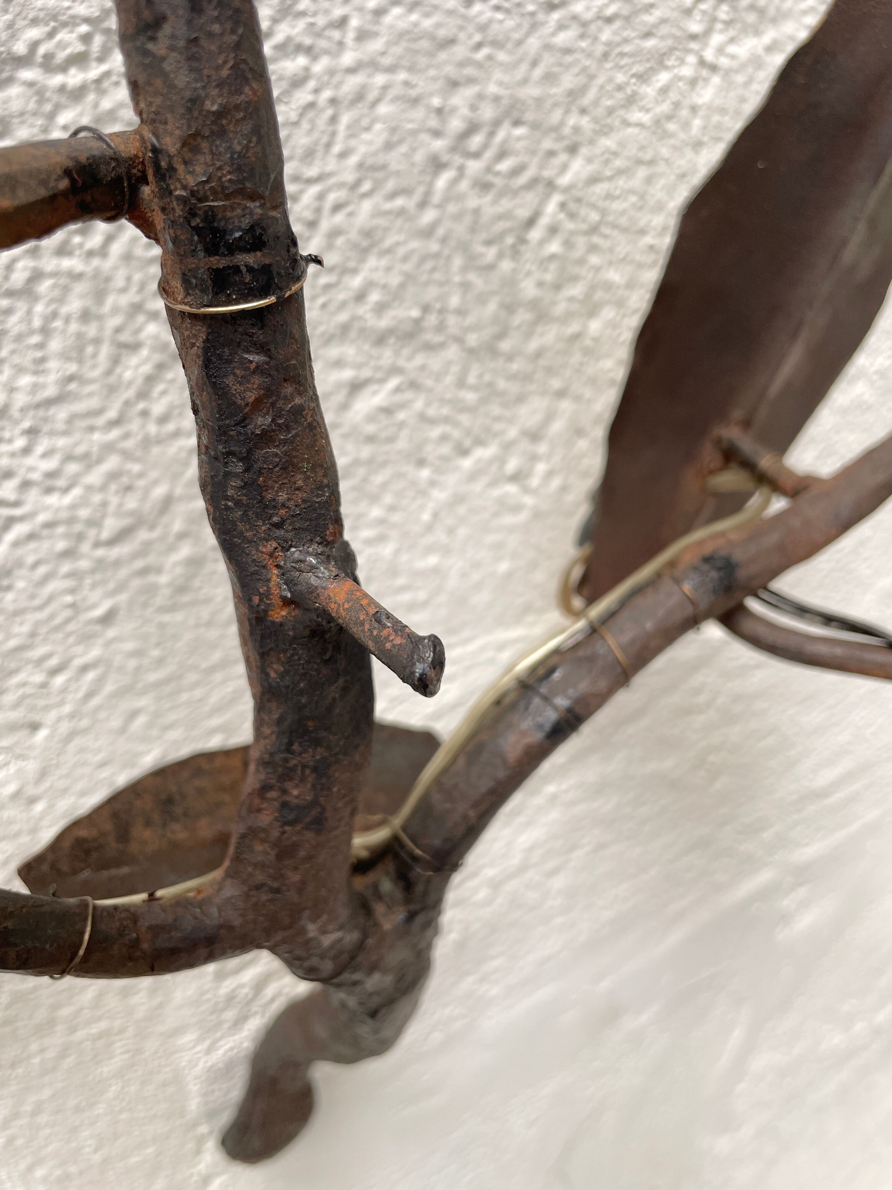 Wall lamp in wrought iron.