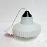 Cette lampe décorative en verre opale est une création de Louis Kalff pour Philips.