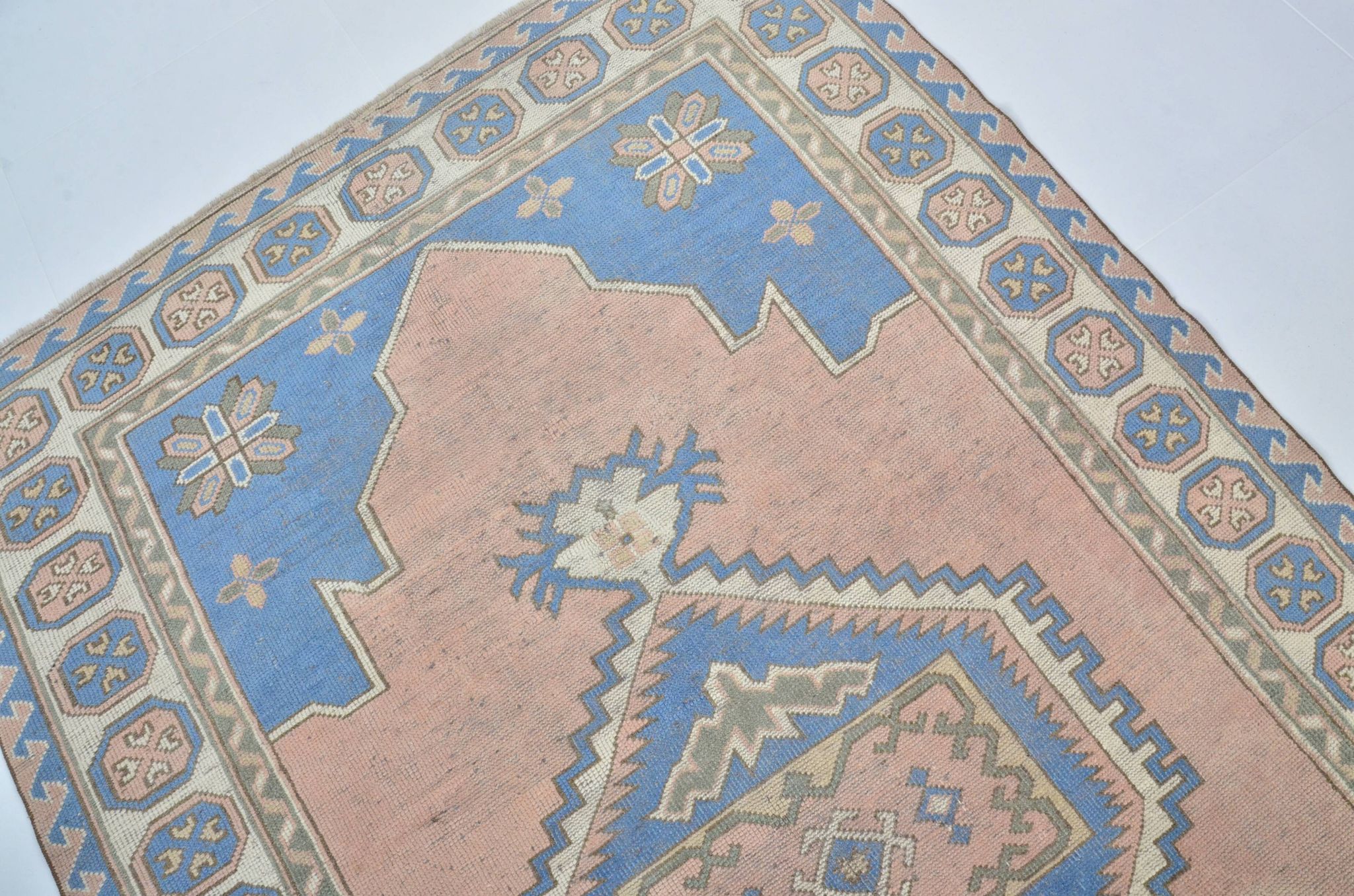 Anatolian floral patterned Oushak rug, reference 3571