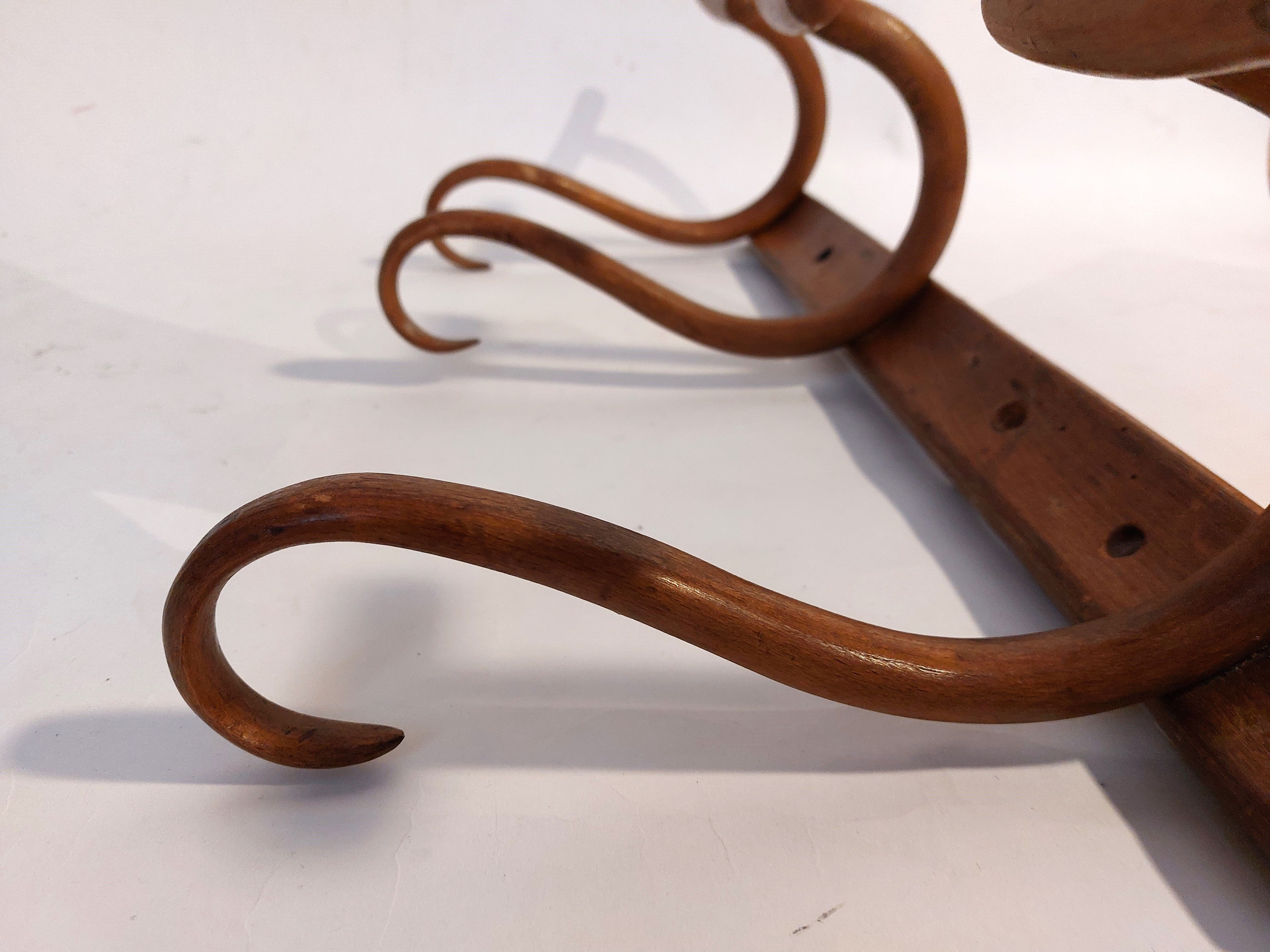 Curved wooden coat rack 3 walnut hooks Jacob & joseph Kohn 1900/1920.