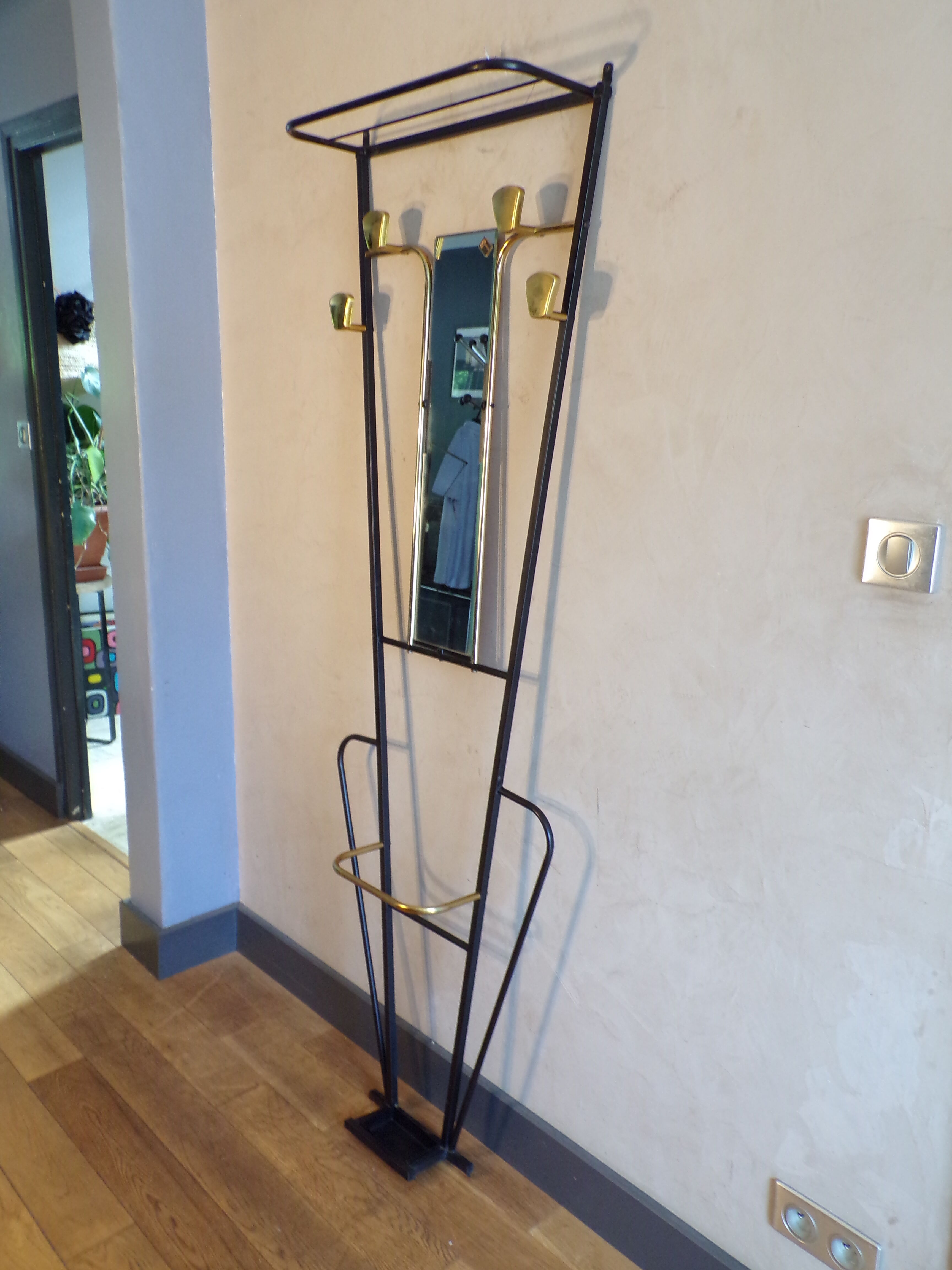 Black and gold 1950 entry locker