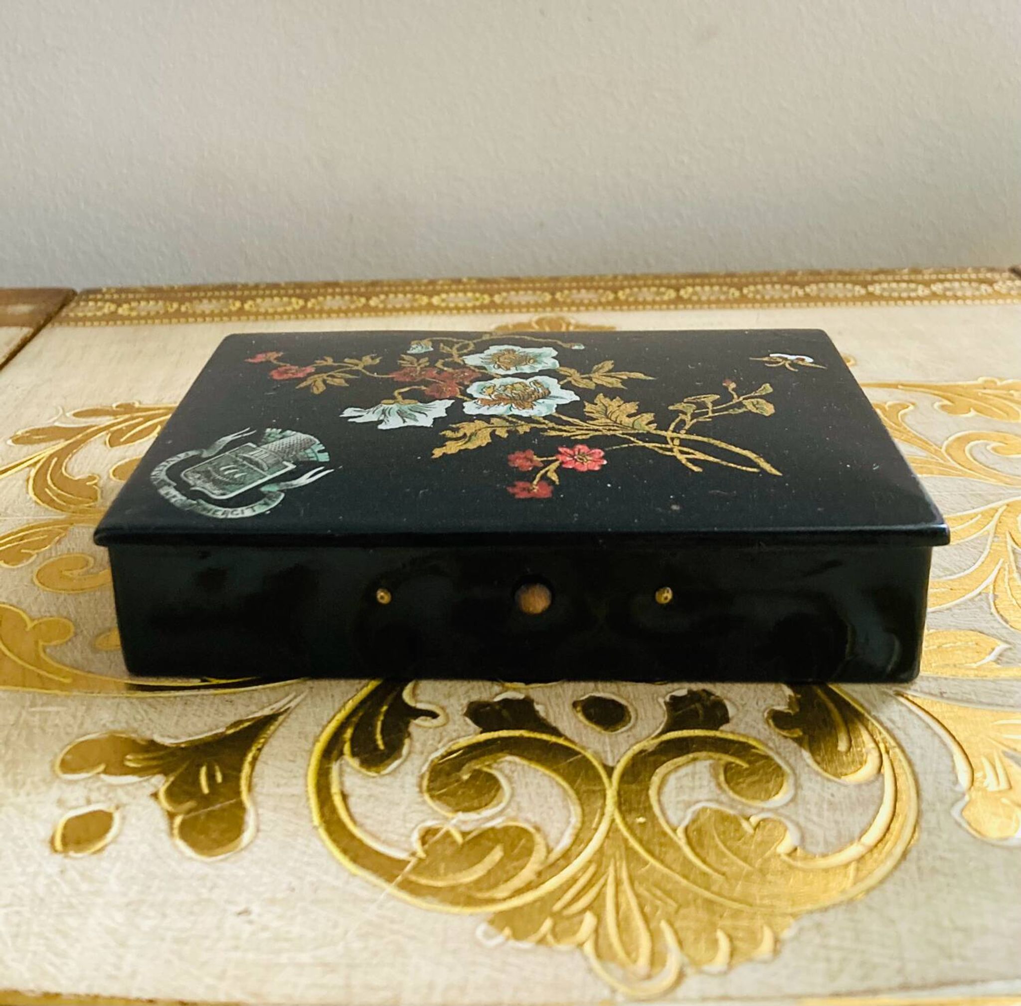 19th-century Chinese lacquer box, handmade motifs, coat of arms of PARIS