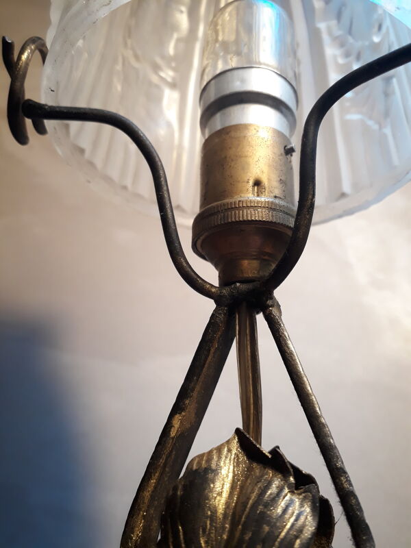 Lampe fer forgé noir avec patine or avec tulipe moulé 1920