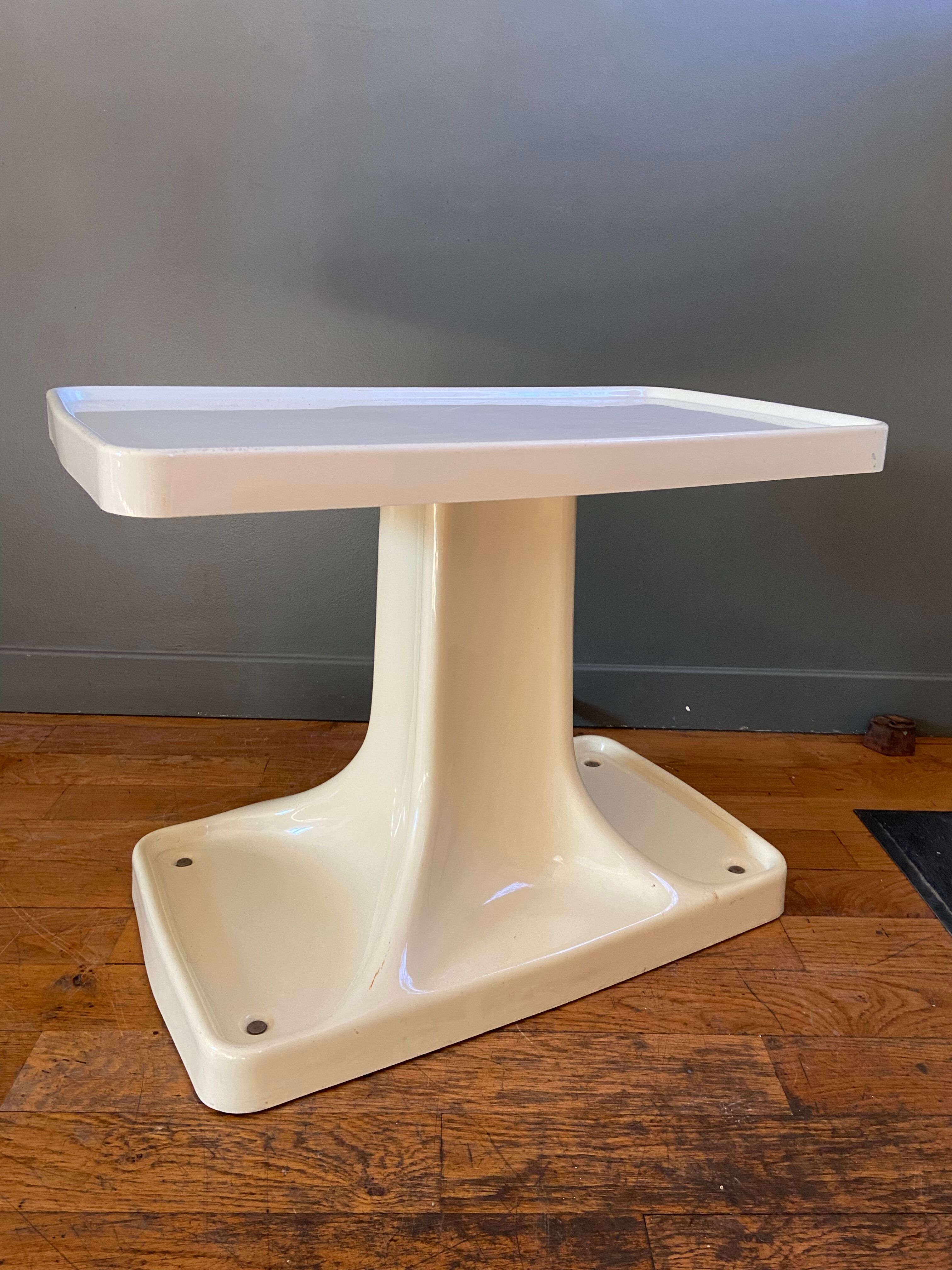 Thermoformed plastic table